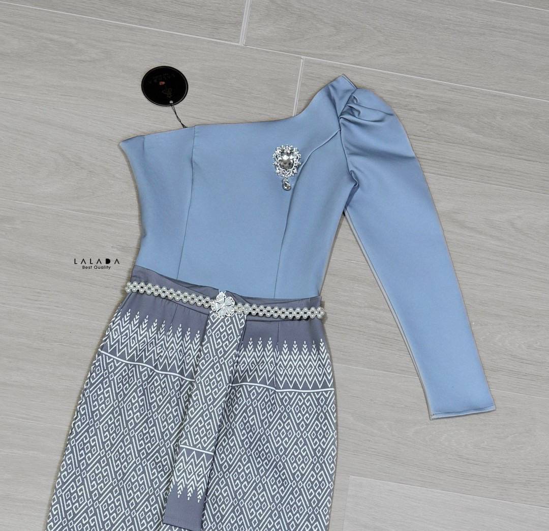 set 2 ชิ้นเสื้อปาดไหล่สีโทนฟ้า(ไม่มีฟองน้ำ)มีซิปหลัง ตัดเย็บอย่างดีมีซับใน +เข็มกลัด+ กระโปรงผ้าถุงสำเร็จเป็นผ้าพิมพ์ลาย พร้อมด้วยเข็มขัดลูกปัด(เข็มขัดยืดได้ กระโปรงซิปหลัง สวยหรู สวยแพง