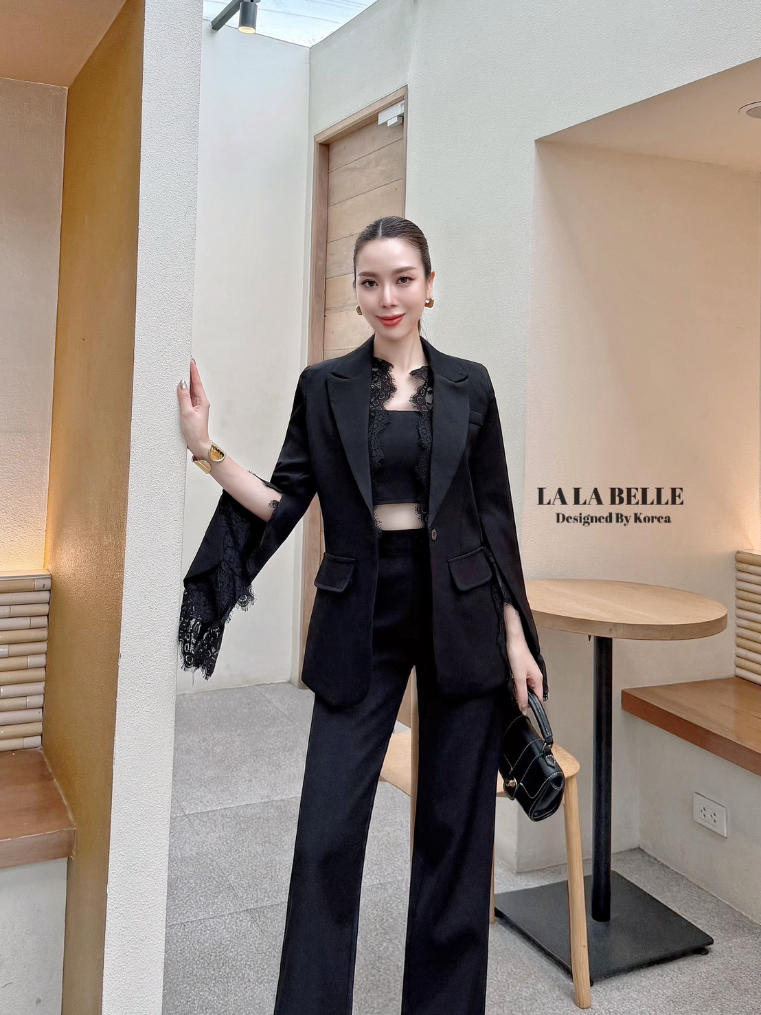 เซต3ชิ้นผ้าสูทอัดกาวอย่างดีผ้าดีทรงสวยเสื้อครอปสายเดี่ยวเสริมฟองน้ำปรับสายได้ใส่คู่กางเกงขายาวเอวสูงมีกระเป๋ากางเกง2ข้างมีซับในอัดกาวอย่างดีมาพร้อมเสื้อสูทคอปกแขนยาวผ่าแขนแต่งลูกไม้ช่วงขอบคอและขอบแขนมีซับในอัดกาวอย่างดีงานคุณภาพเกรดพรีเมี่ยม