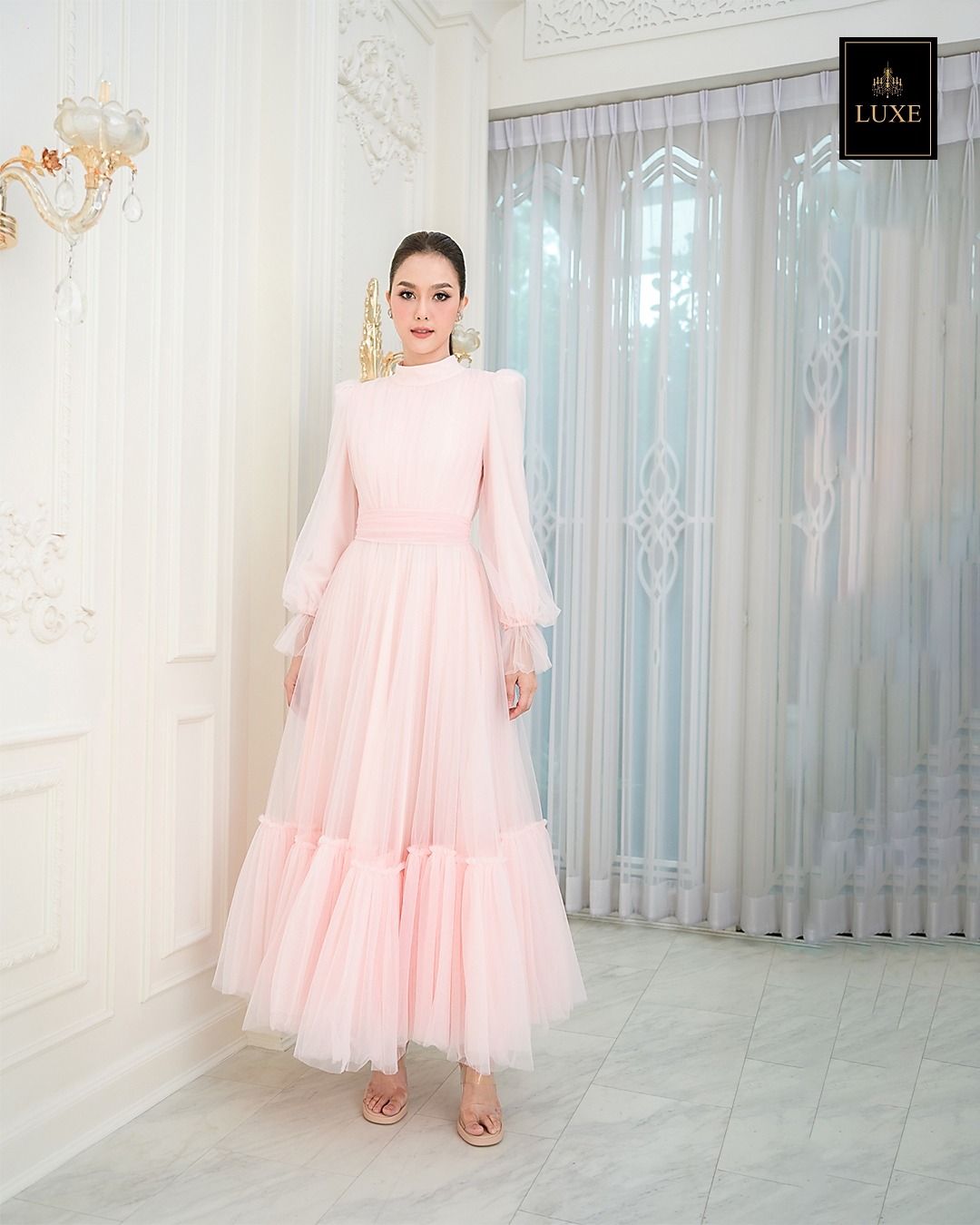 Label : LUXE แม็กซี่เดรสเสื้อคอปีนแขนยาว กระโปรงบานต่อชายรูดระบายรอบตัว มีโบว์ผูกเอว คัตติ้งประณีต มีซิปซ่อนและซับในเต็มตัวรวมแขนเสื้อ ทำจากผ้าเน็ตเนื้อนุ่ม ใส่สบายไม่ระคายผิวค่ะ