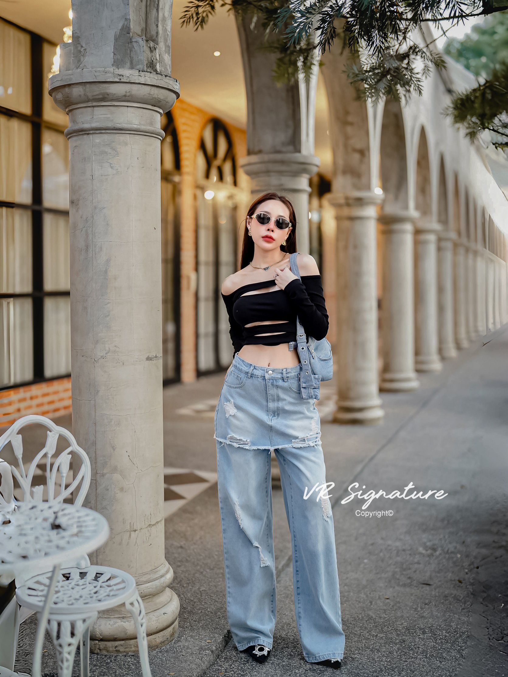 Set เสื้อยืดครอปแขนยาว แต่งเว้าด้านหน้า แอบเซ็กซี่เบาๆ แมทช์กับกางเกงยีนส์ขายาวทรงสวย ดีเทลช่วงบนเป็นกระโปรงเก๋มากๆค่ะ เนื้อผ้ายีนส์ฟอก เนื้อดีเป็นทรงสวย สามารถแยกแมทช์ได้อีกเยอะเลยค่า.. ใส่ออกมาแล้วเป๊ะเว่อร์ แพทเทรินเนี๊ยบสุดๆ สามารถใส่ได้ในทุกโอกาสเลยค