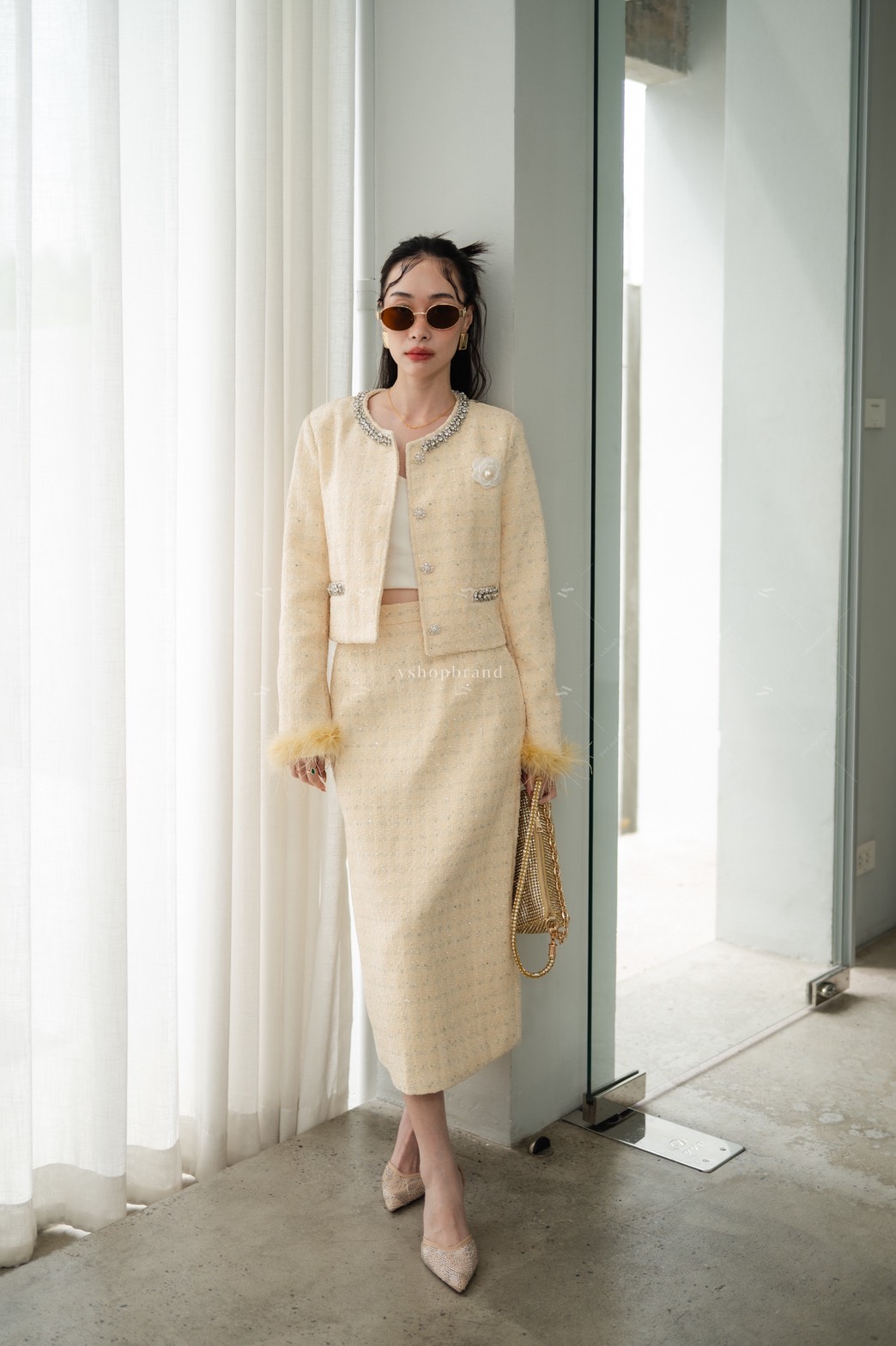 Set เสื้อผ้าทวิตทอเลื่อม + กระโปรงยาว ผ่าหลัง + ขนนก + เข็มกลัด