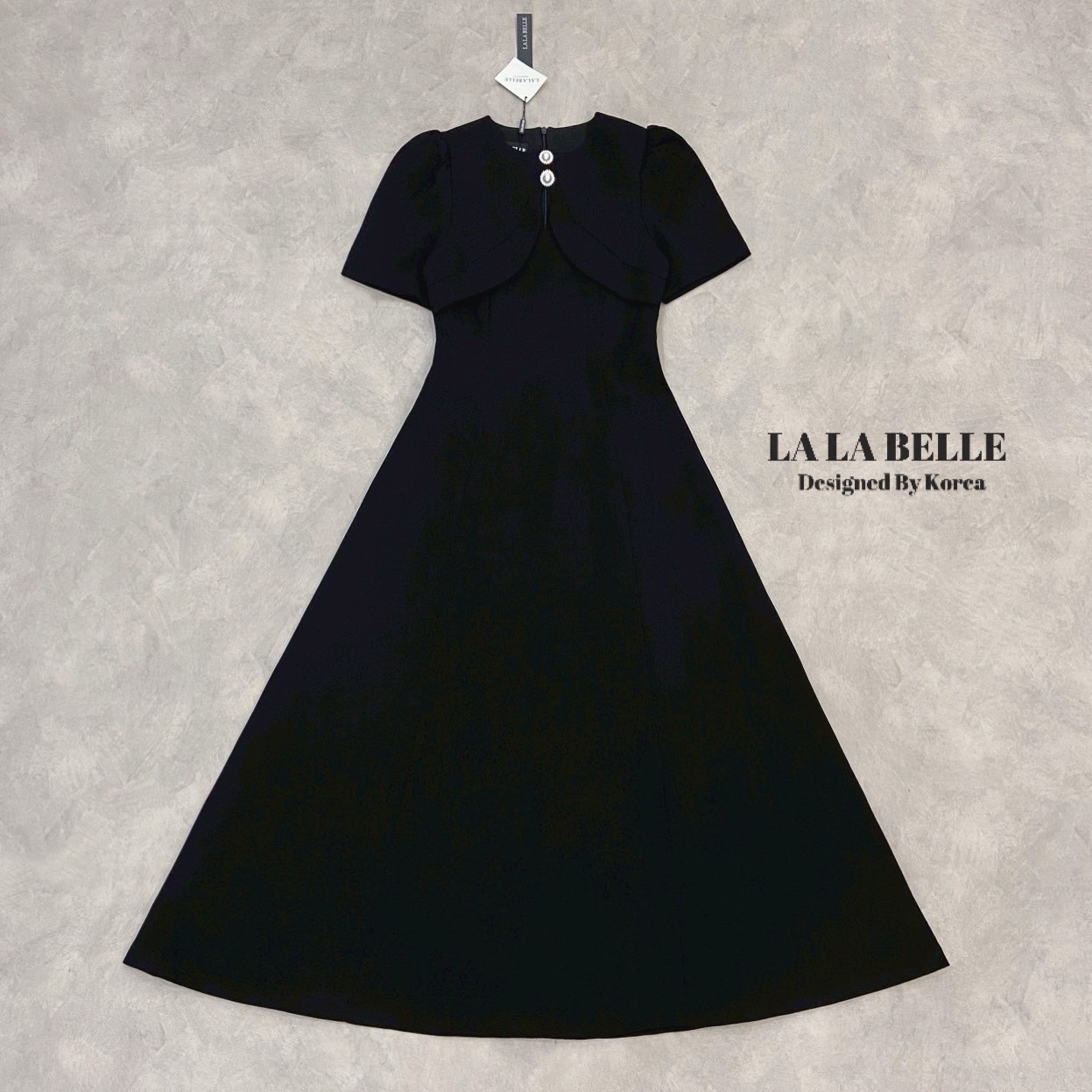 เดรสสีดำผ้าสูทรุ่นฮอตผ้าดีมากเข้าเพิ่มแล้วค่ะคอกลมแขนสั้นแต่งกระดุมช่วงคอด้านหน้าเหมือนคลุมไหล่เอวเข้าทรงตีเกล็ดหน้ากระโปรงยาวทรงสวยใช้ผ้าเยอะมากผ้าสูทอัดกาวอย่างดีงานละเอียด