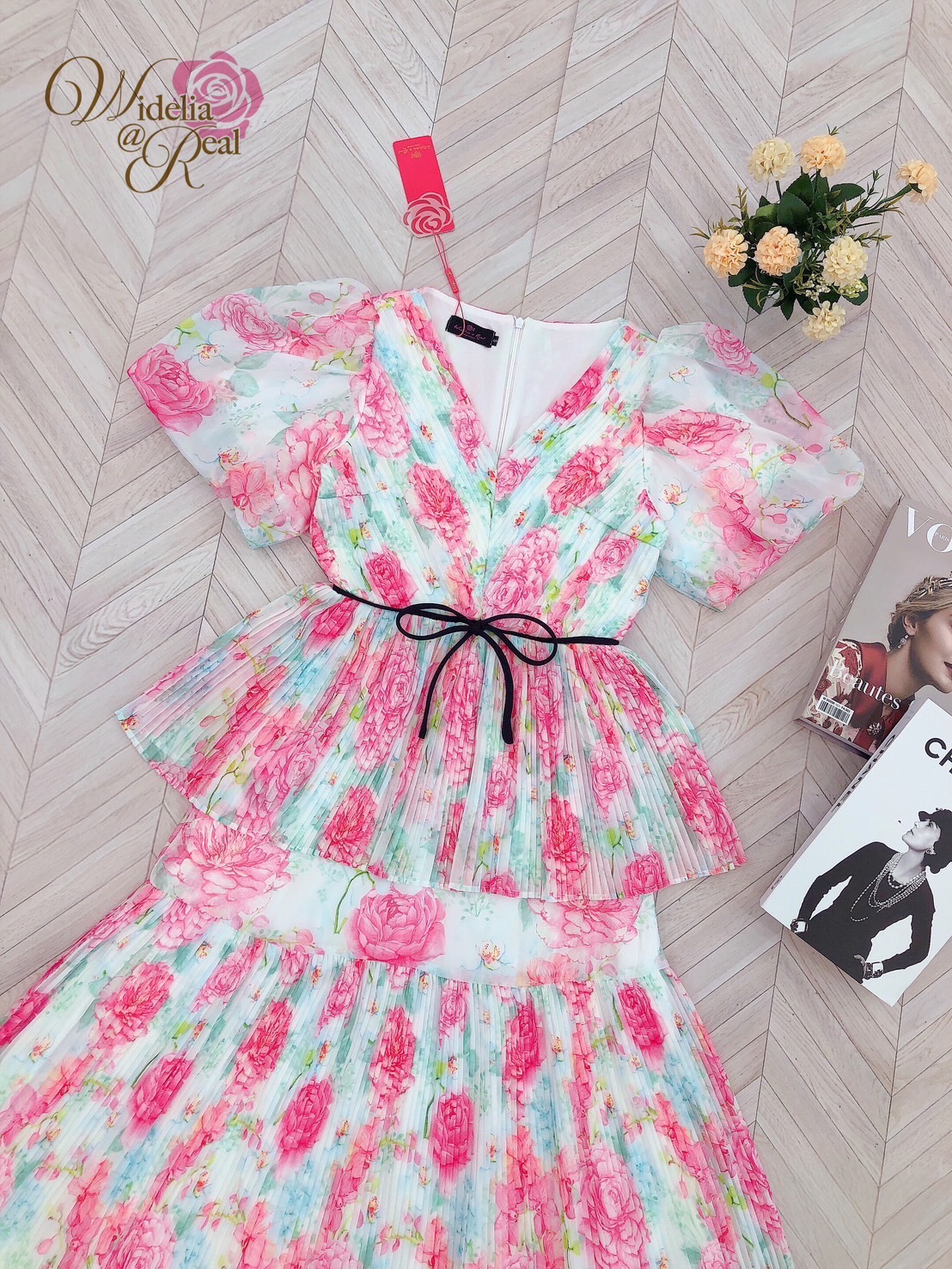 Maxi dress แม็กซี่เดรสแขนพอง คอวี ซิปหลัง เอวเย็บโบว์ดำ เนื้อผ้าอัดพลีทพิมพ์ลายดอกกุหลาบสีชมพู ช่วงกระโปรงเย็บระบายต่อผ้าเป็นชั้นๆ เนื้อผ้ามีน้ำหนัก ชุดนี้ผ้าดีมากๆ งานคัตติ้งเนี๊ยบ ทรงสวยมาก