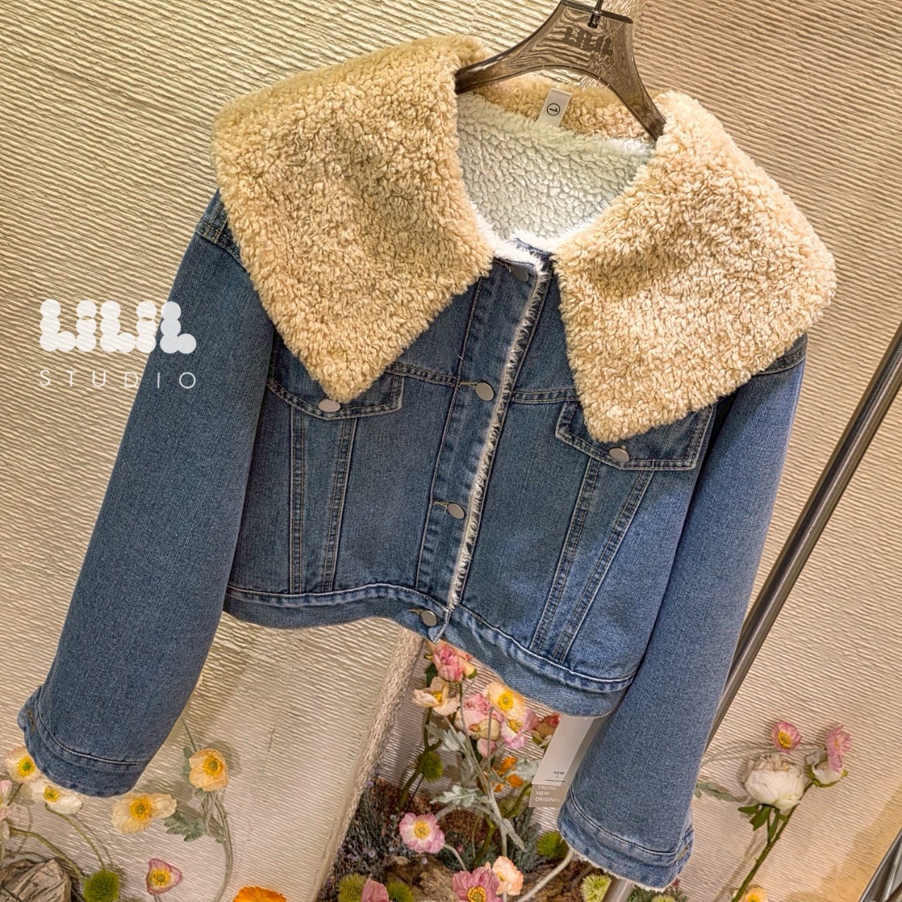 Denim Jacket🐨 แจ็คเก็ตผ้ายีนส์ปกใหญ่ ด้านในขนนุ่ม ดูมีสไตล์ ขนาดพอดีตัว อุ่นๆ กระเป๋าข้าง รุ่นนี้ขอบอกทริปไปเที่ยวได้ใส่แน่