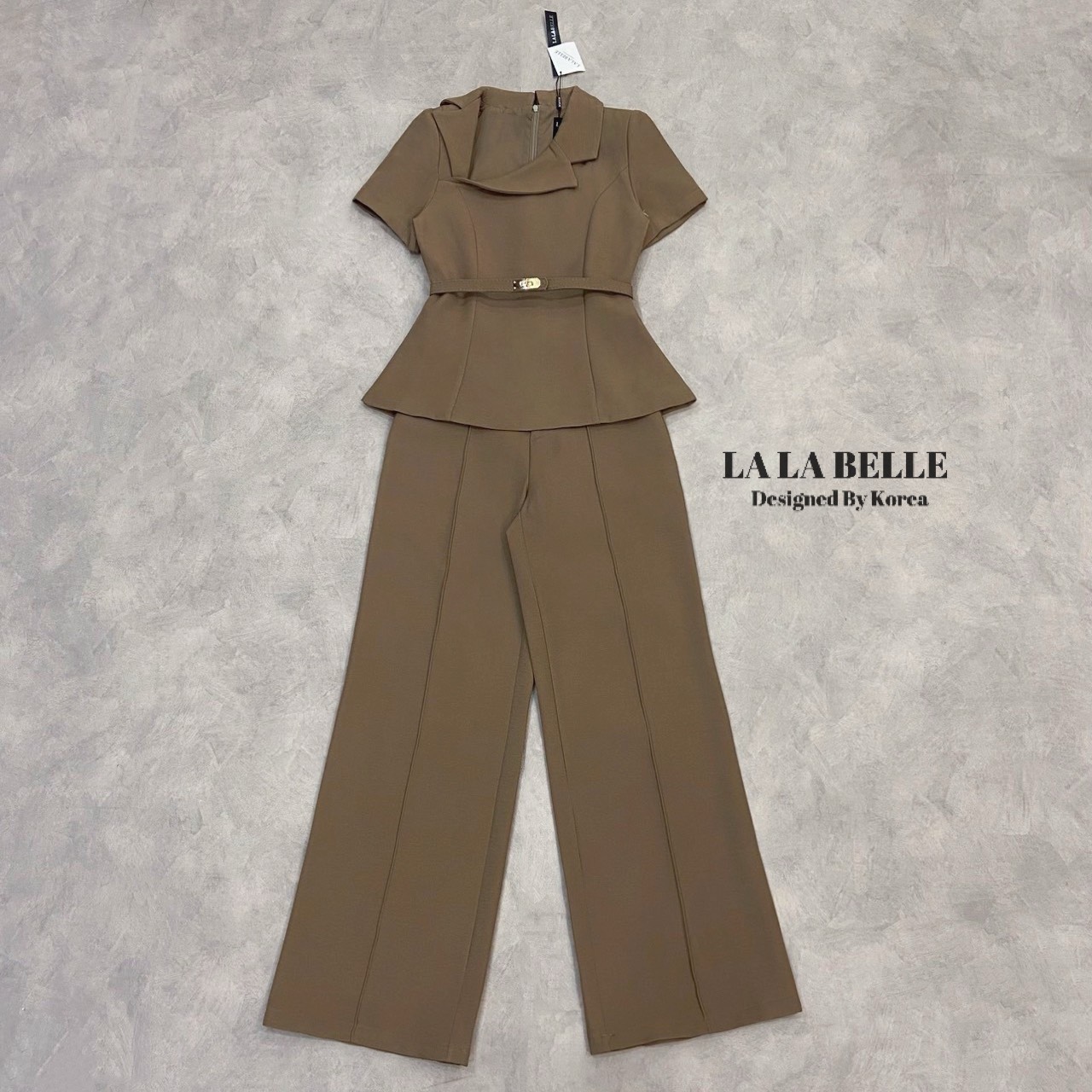 เซต3ชิ้นเสื้อผ้าสูทคอปกสูทเฉียงแขนสั้นเข้ารูปเข้าเอวชายทรงบานออกมาพร้อมกางเกงขายาวทรงกระบอกกลางตีเกล็ดหน้ายาวทำให้ดูผอมมีกระเป๋ากางเกงใส่เข้าชุดกับเข็มขัดสีเดียวกับชุดทั้งชุดเป็นผ้าสูทอัดกาวผ้ามีน้ำหนักงานคุณภาพเกรดพรีเมี่ยม1:1 คัทติ้ง และ แพทเทริน์เป๊ะ