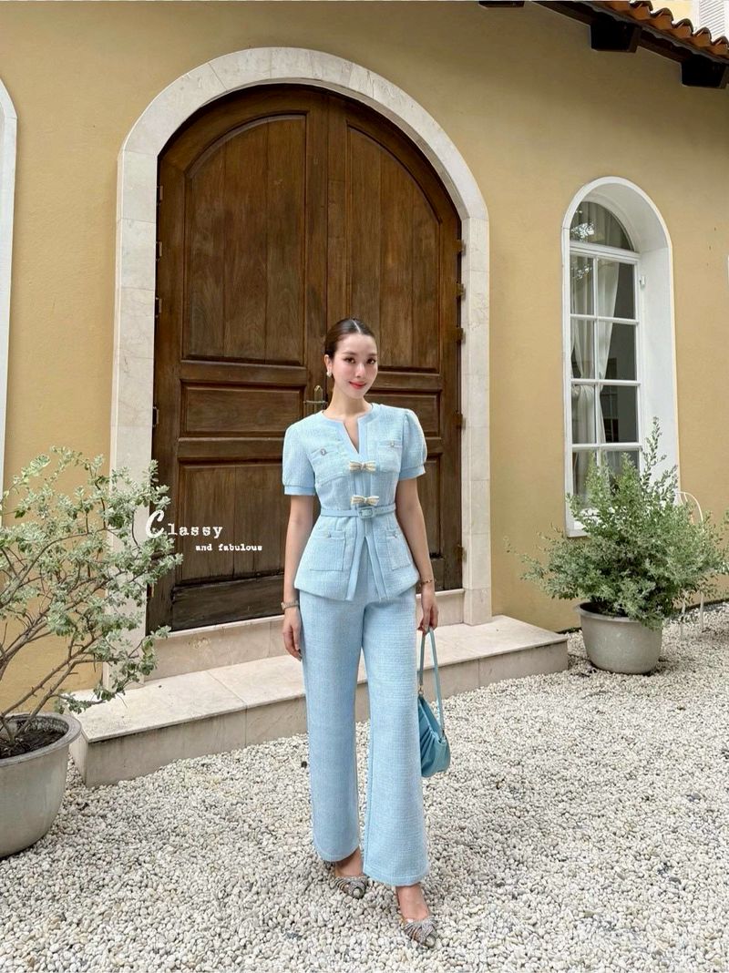 Set ผ้าทวิตสีฟ้าทั้งชุด ตรงเสื้อคอวีดีไซน์ผ่าด้านหน้า แขนสั้นพองเล็กน้อยตัดต่อปลายแขนด้วยผ้าเรียบสีฟ้าเข้าชุด มีกระเป๋าที่หน้าอก2ข้างซ้ายขวาใช้งานได้จริงด้านบนขอบกระเป๋าตกแต่งด้วยกระดุมเพชรสวยๆ