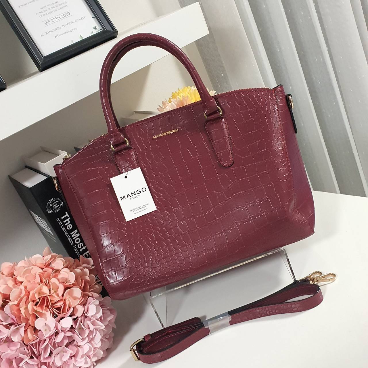 กระเป๋าสะพายแบรนด์เนมแมงโก้ลายจรเข้สีแดงไวน์ MANGO TOUCH CROC HANDBAG