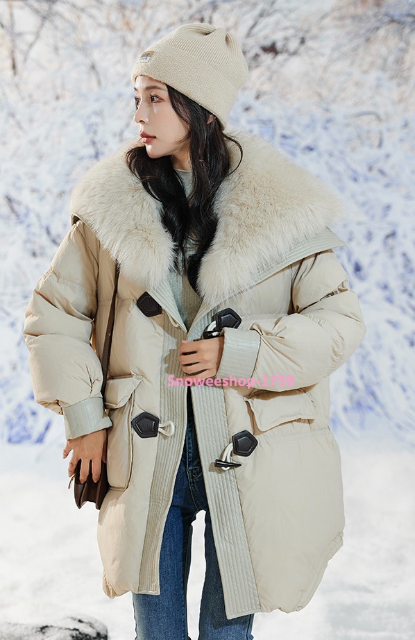 Down Jacket Coat เสื้อกันหนาวของผู้หญิง ทรงโอเวอร์ไซใส่แบบหลวมๆ แต่งปกเฟอร์และกระดุมแบบวินเทจ ผ้าเคลือบสารสะท้อนหยดน้ำ กันหนาว กันลม กันหิมะ ใส่ติดลบได้ดี มี 2 สี