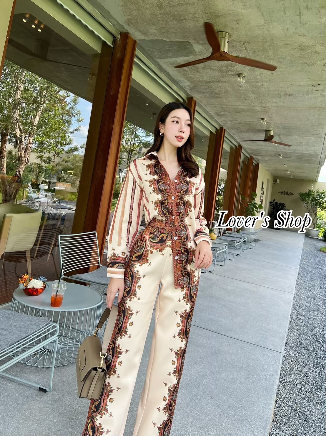 Teg : Lover’s Shop Detail : Set 2ชิ้น Everyday Look ใส่ง่าย ใส่ยังไงก็สวย เสื้อเชิ๊ต+กางเกงขายาว ตัวเสื้อเชิ๊ตทรงกระดุมหน้า ผ้าหนากำลังดีเน้นใส่สบาย มาพร้อมกางเกงขายาวเอวสูงทรงสวย เนื้อผ้าพิมพ์ลายอัดผ้ากาว กางเกงซิบหลัง มีซับในอย่างดีค่ัะ ลายสวย โทนสีใส่ง