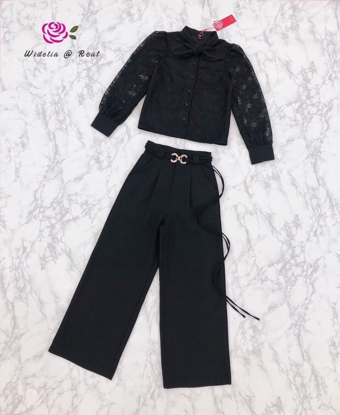 Set เสื้อลูกไม้แขนยาวกับกางเกงขากระบอก มาพร้อมเข้มขัดให้1เส้น คอผูกโบว์ กระดุมหน้า กางเกงผ้าสีพื้น เอวสูง มีกระเป๋าล้วง งานทรงสวยเป๊ะมาก คัตติ้งเนี๊ยบ รุ่นนี้คือสวยจริง รับรองใส่ออกมาไม่ผิดหวังการันตีให้เลย บอกเลยห้ามพลาดเด็ดขาด งานดีงานสวยแน่นอน