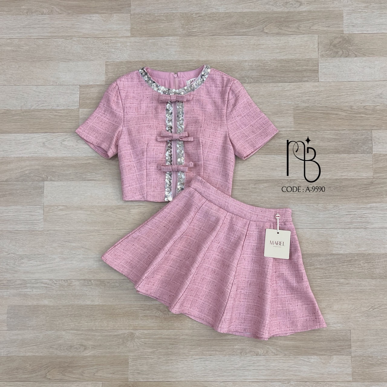 ชุดเซทสีชมพูน่ารัก เสื้อแขนสั้นผ้าทวิสแต่งอะไหล่ปักเลื่อม ซิบหลัง และเข็มกลัดโบว์ 3 ชิ้น พร้อมกระโปรงผ้าทวิส สีเดียวกัน เป็นซับในกางเกง งานซิบข้าง ชุดมีฟองน้ำ คุณภาพตัดเย็บเนี๊ยบทุกจุด ผ้าดีโคตรๆ สวยแบบคุณหนู บอกเลยว่าจึ้งๆ❤️🔥 #BRANDMABEL #