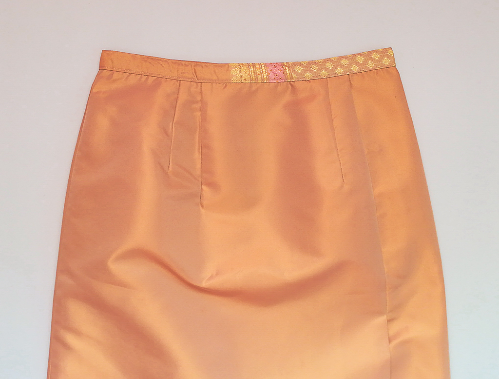 ผ้าถุงไหมสำเร็จรูป (สีชาอ่อน-รอบเอว 28 นิ้ว) งานตัดเย็บประณีต อัดผ้ากาวตามสีของผ้าถุง เนื้องานดีเกรด A