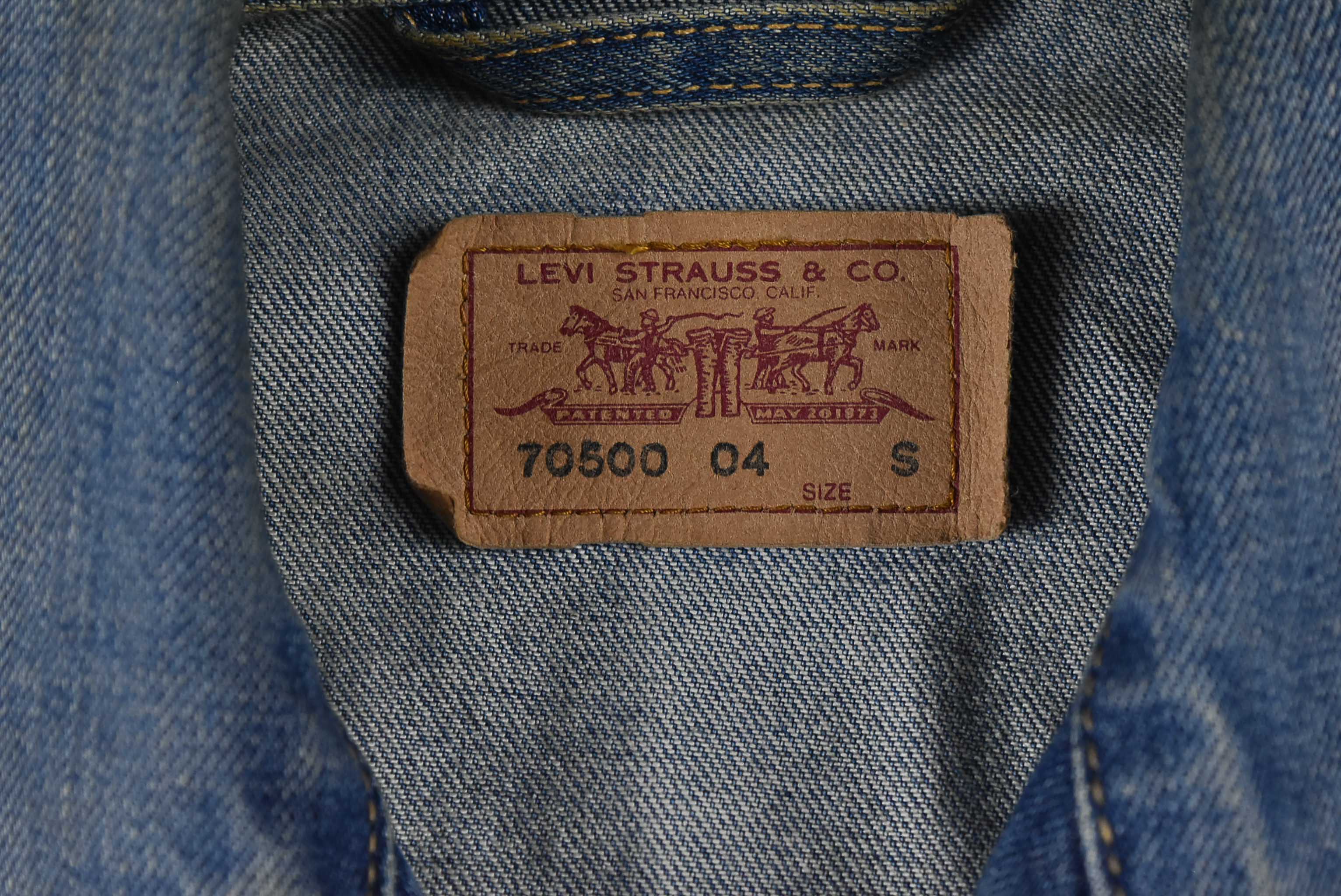 Levi's Tunisia อกจริง 34 ไซส์ S เสื้อแจ็คเก็ตยีนส์ แขนยาว ผู้หญิง ทรงดีมาก แต่งขาด สภาพใหม่มากๆ ผ้านุ่มใส่สบายทรงหล่อ