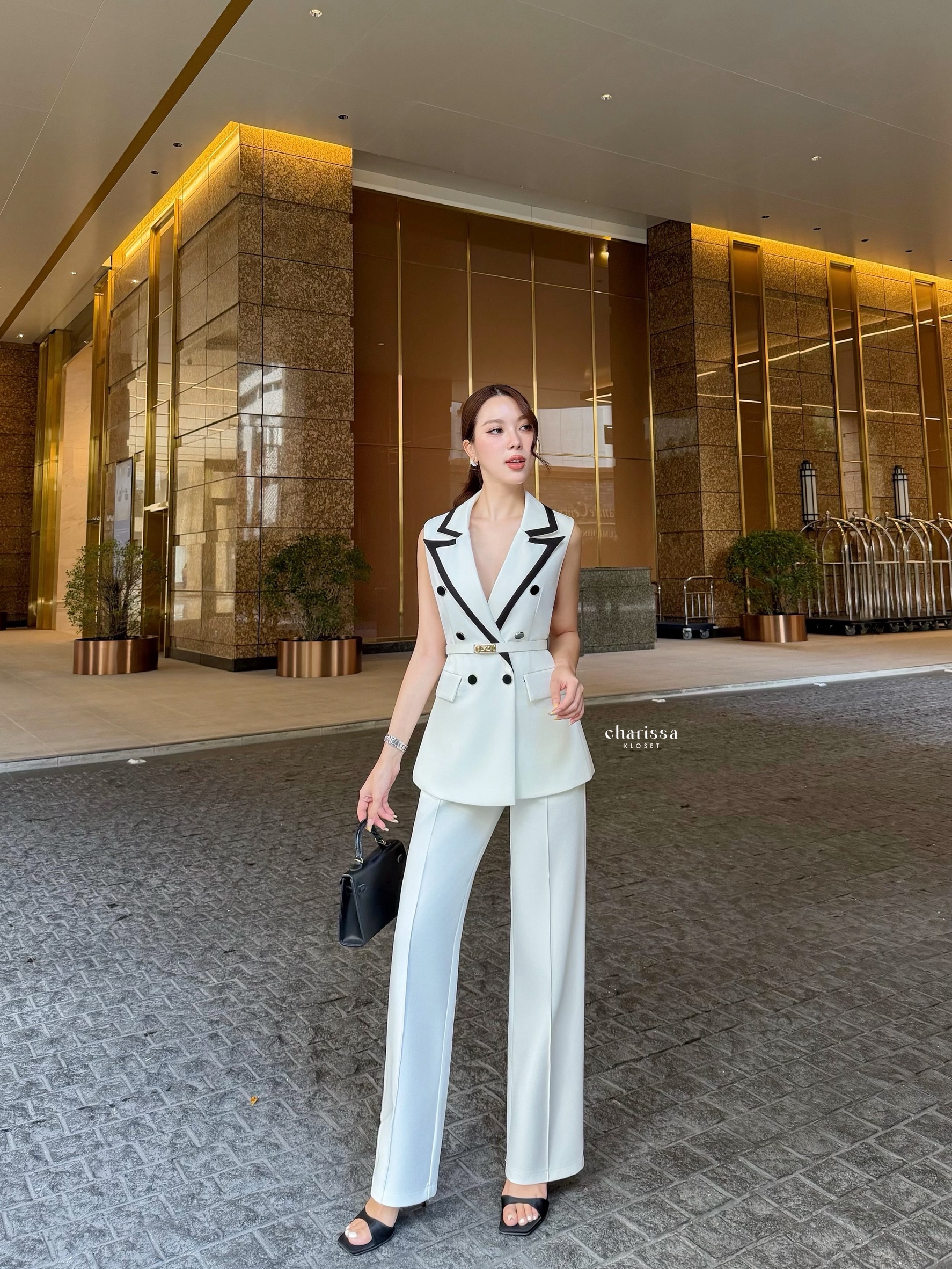 Tag: CHARISSA KLOSET 📌เซ็ท 3 ชิ้น: เสื้อแขนกุด+กางเกง+เข็มขัด ชุดเซ็ตกางเกงและเสื้อกั๊กสูททรงเท่ ทรงสวย เข้ารูปพอดีตัว เนื้อผ้าพรีเมียม ใส่สบาย ยับยาก เพิ่มเสน่ห์ด้วยดีเทลขอบตัดสีตัดกันอย่างมีระดับ 🤎🤍 ดีไซน์ double-breasted เรียบหร