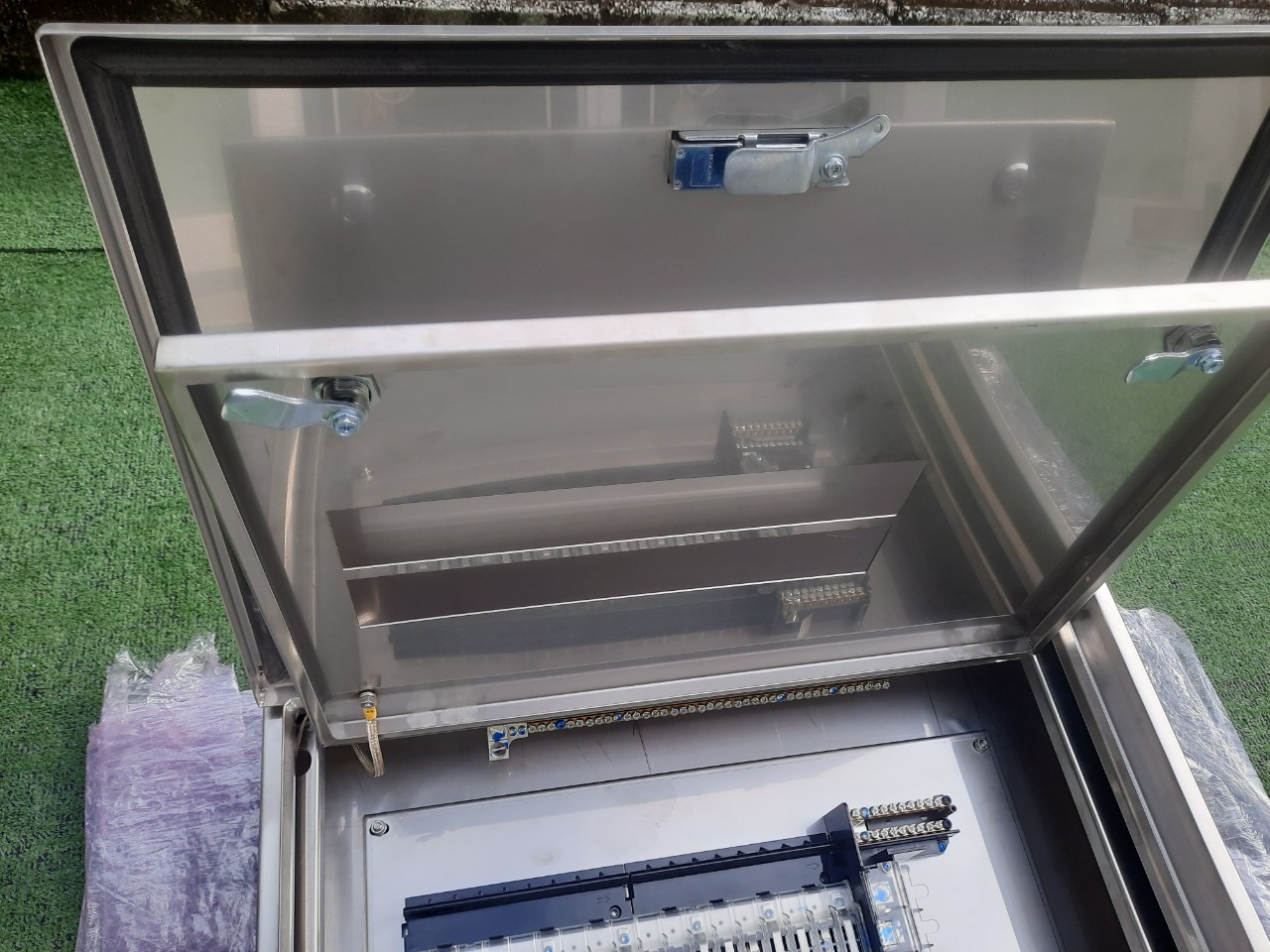 Main LUG 100A ตู้สแตนเลส 304 มีหลังคาสโลป W450xH650xD152mm. (36ช่อง)