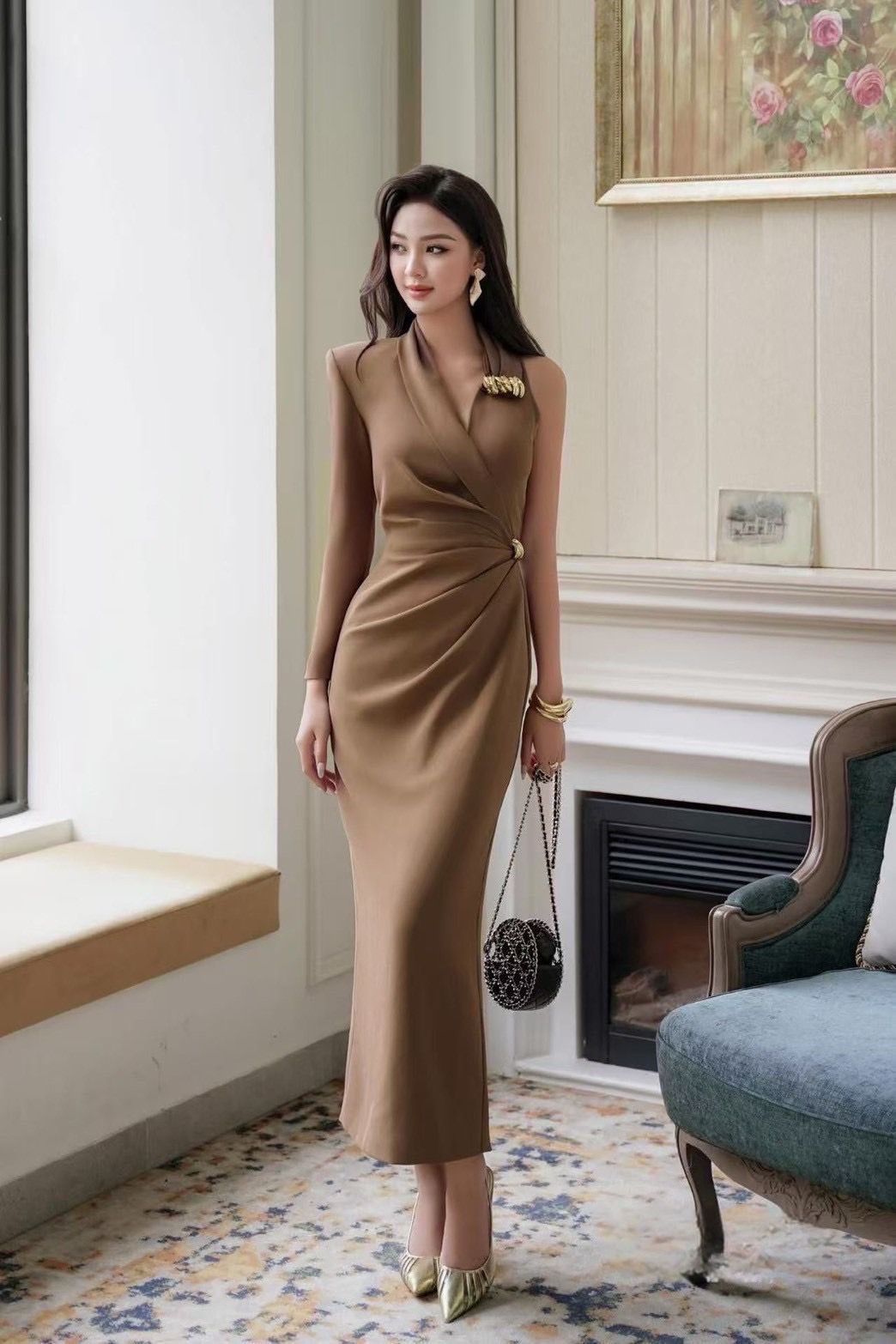 เดรสตัวยาวแต่งแขนยาวข้างนึง มาในโทนน้ำตาลแต่งอะไหล่ทอง สวย หรู ดูแพง ใส่vacayถ่ายรูปกับแก๊งค์เพื่อนๆไม่มีผิดหวังเลยค่า ห้ามพลาดเลยน้าตัวนี้