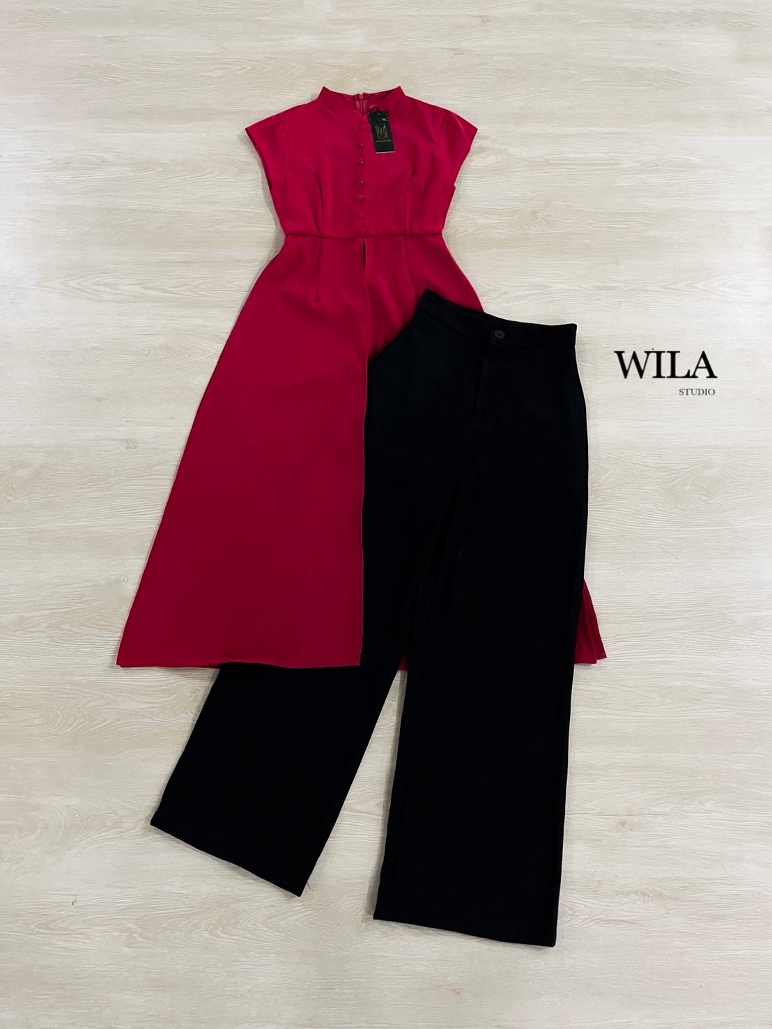 เดรสยาวมาในโทนสีแดงไวน์แต่งคอจีน ทรงผ่าหน้า และข้าง ด้านหน้าแต่งกระดุมยาวถึงช่วงเอวงานเก๋มากค่าลุคนี้ มาพร้อมกางเกงขายาวสีดำ ทรงสวยเป็ะรับตรุษจีน สีสดคมชัดสุดๆ ให้ลุคสวยแพงลุคผู้ดีรับเทศกาล ชุดแมชเข้ากันสุดๆค่า #เดรสผ่าหน้า #เดรสสีแดง #กี่เพ้า #ชุดตรุษจีน