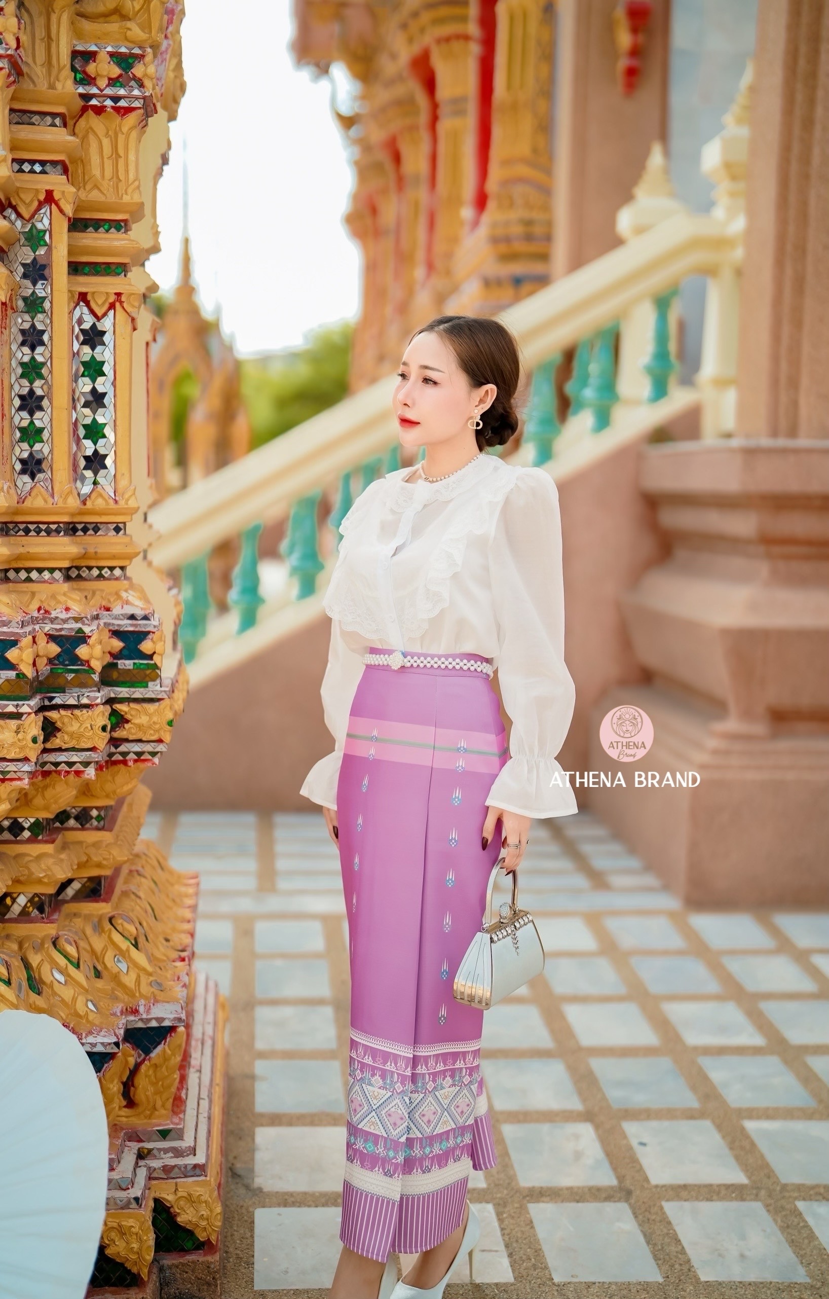 Tag 🔖 :Athena (อธีน่า) Brand Detail :: เสื้อ+กระโปรง+เข็มขัด Set 3 ชิ้น เสื้อแขนยาวดีไซน์แต่งกระดุมเรียงสามารถแกะใช้งานได้จริง ด้านหน้าตกแต่งระบายลูกไม้ แมตช์มาคู่กับกระโปรงพิมพ์ลายป้ายทบคล้ายงานผ้าซิ่นสำเร็จทรงเข้ารูป เนื้อผ้าดี๊ดี มีTexture มีซั