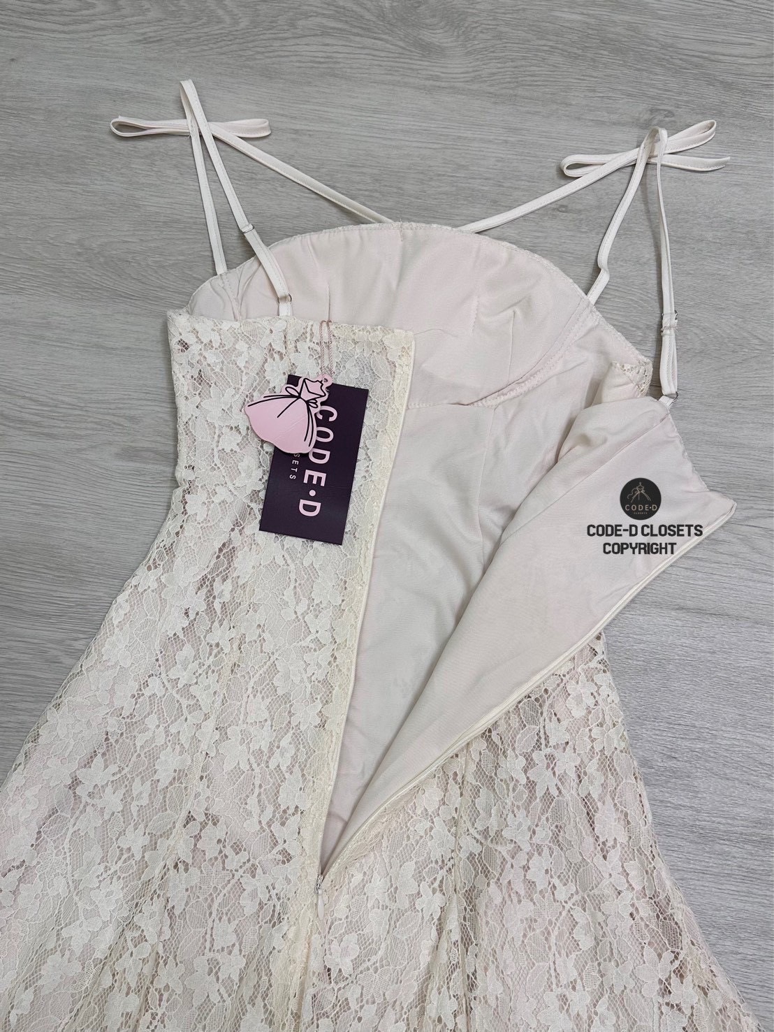 เดรสสายเดี่ยว ลูกไม้สีครีม ดีเทลแต่งสายคู่ เหย็บโบว์ติดช่วงสาย อกเสริมฟองน้ำอย่างดี ซิปหลัง ช่วงอกและเอวเข้ารูป ตัวกระโปรงบานออก มาพร้อมชับในสีเดียวกัน สวยหรู ดู luxury สุดๆ