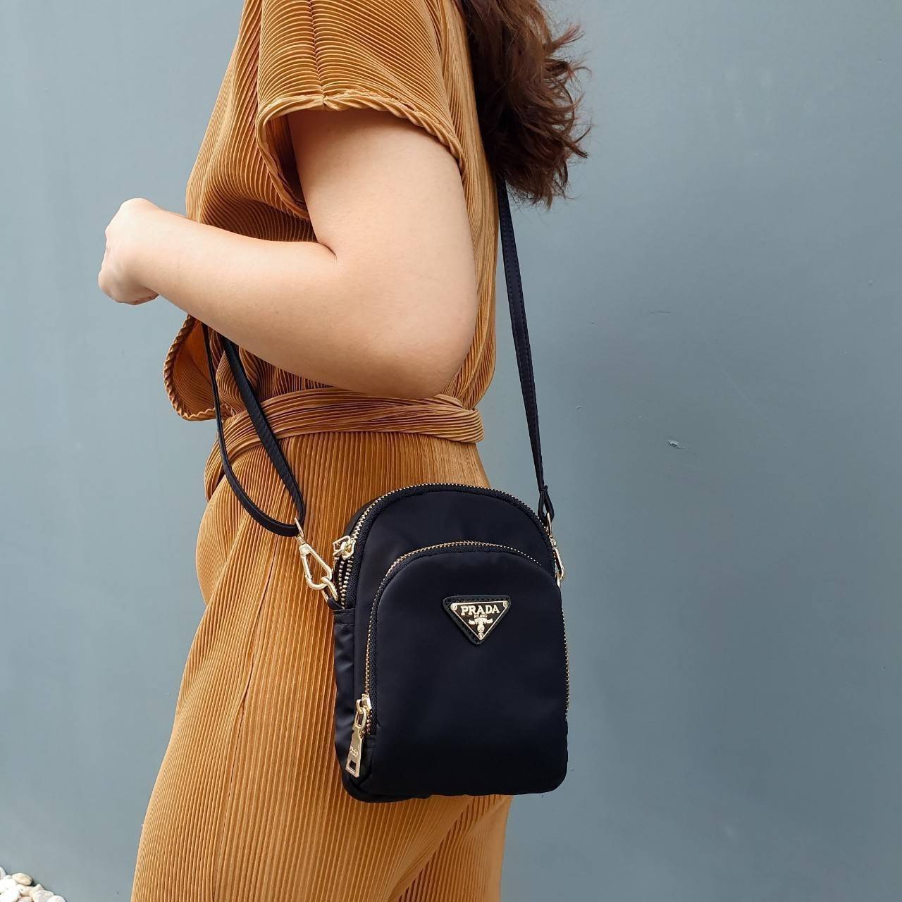 กระเป๋าสะพายแนวสตรีทเก๋ๆ เท่ห์ๆ แบรนด์เนมพราด้าพรีเมี่ยมกิ๊ฟ Prada premium gift mini crossbody bag สีดำอะไหล่ทอง