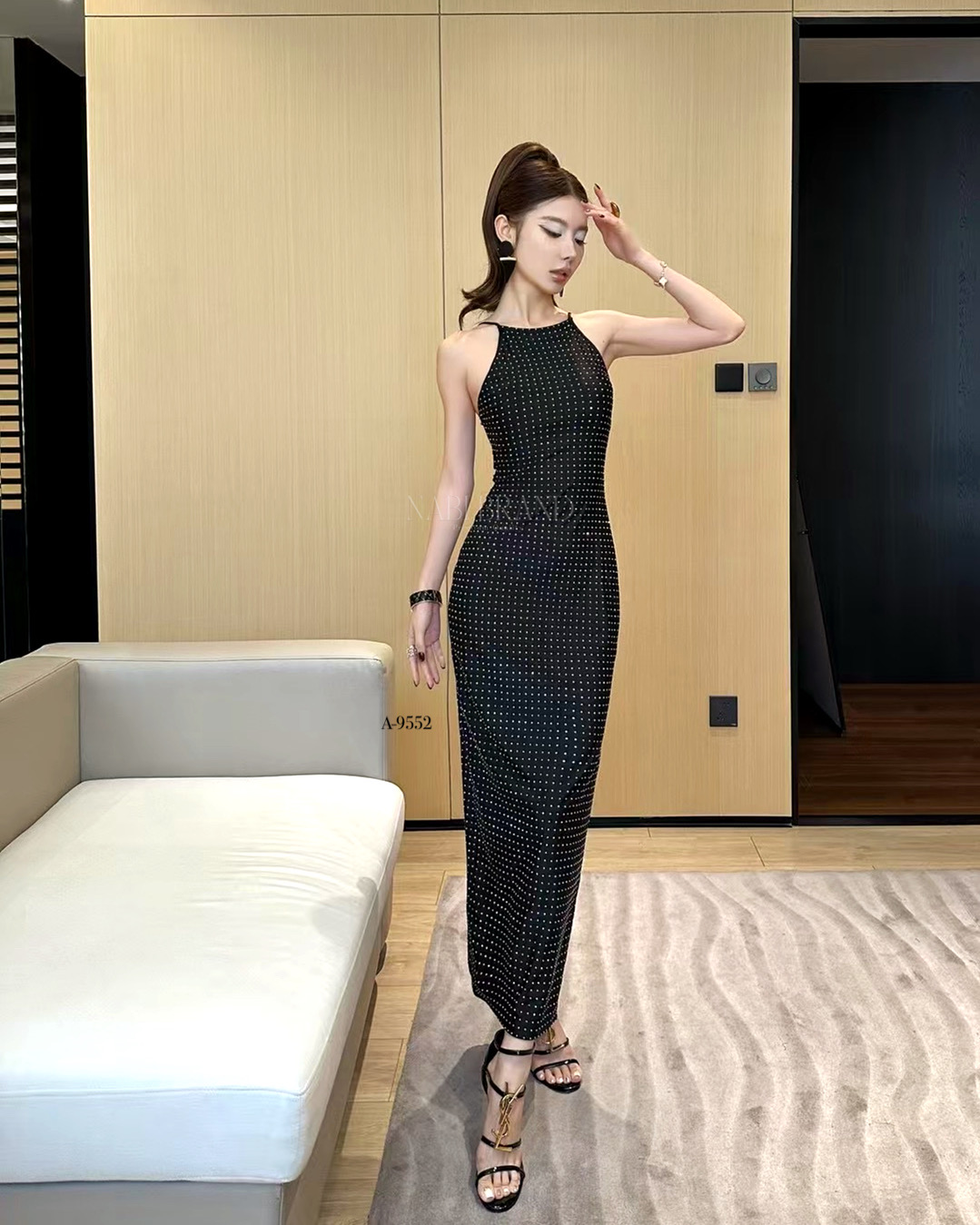 เดรสกำมะหยี่สีดำสายเดี่ยว ทรงเข้ารูป เดรสผ่าข้างข้างเดียวแบบsexyนิดๆ แต่งด้วยเพชรเม็ดเล็กระยิบระยับ แบบแซ่บๆ สายเดี่ยวปรับความยาวได้นะ มีซับในและฟองน้ำ งานซิบหลัง งานผ้าดีมีน้ำหนัก ไม่บาง สวยสุดแซ่บเลยค่ะสาว🖤 #NABIBRAND #งานป้ายnabi #เดรส #มินิเดร