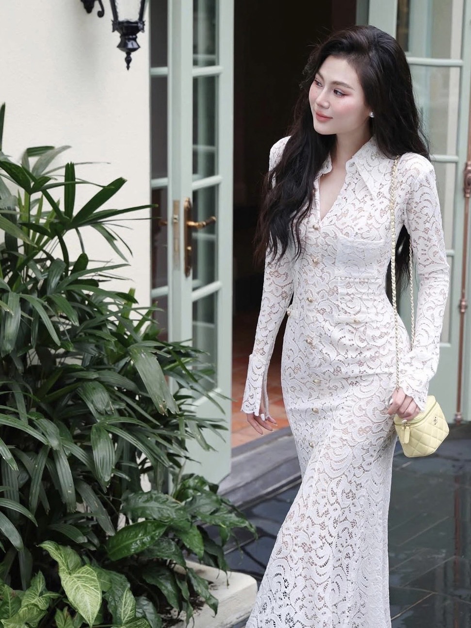 แม็กซี่เดรสลูกไม้ทั้งชุดทรงคอปกกระดุมหน้าแขนยาวซีทูผ่าแขนช่วงปลายแต่งกระเป๋าหน้าอกปลายกระโปรงทรงหางปลาใส่เข้ารูปเข้าทรงสวยมีซับในสีเนื้องานคุณภาพเกรดพรีเมี่ยม1:1 คัทติ้ง และ แพทเทริน์เป๊ะ ค่ะ น่ารักฝุดๆไปเลยค้ารุ่นนี้มิกซ์กับรองเท้าส้นสูงเครื่องประดับเก๋ๆ