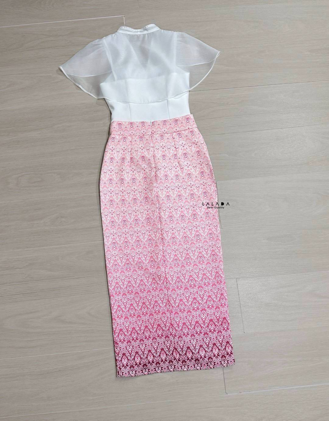 คอลผ้าไทยมาแล้วค่ะ สีใหม่ •Detail : set 2 ชิ้นเสื้อสีขาวกระดุมหน้า ตัดเย็บอย่างดีมีซับใน + กระโปรงผ้าถุงสำเร็จทรงเอวสูง ผ้าพิมพ์ลาย แต่งระบายด้านหน้า+ เข็มกลัดดอกไม้ 1 ชิ้นติดได้ตามต้องการ #ชุดถ่ายรูป#งานตามหา#งานป้าย #ชุดงานแต่ง #ชุดออกงาน #ชุดไปงาน#ชุดผ