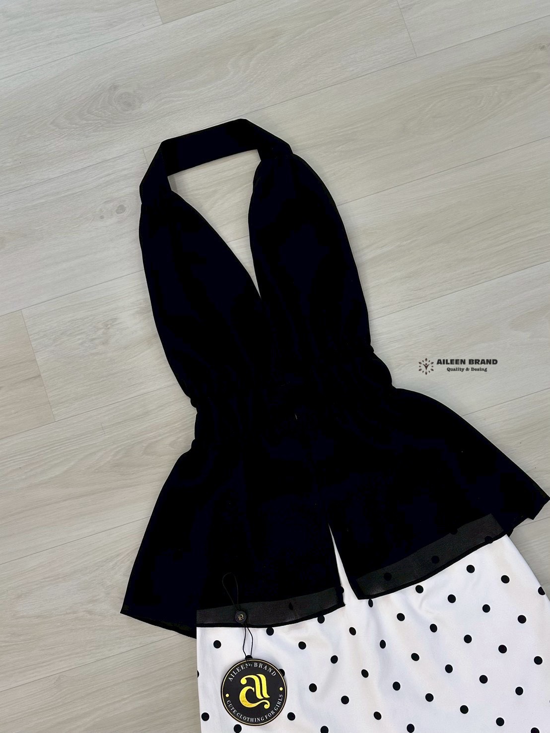 Set.2 ชิ้น เสื้อ+กระโปรง เสื้อคล้องคอสีดำคอวีลึกเนื้อผ้าชีฟอง ด้านหน้าและหลังผูกเชือก (ขอบด้านหลังมีสม๊อก) ชายเสื้อบานเล็กน้อย สายด้านหลังสามารถปรับรูดสายผูกเองได้ ใส่แล้วเซ็กซี่ มาพร้อมกระโปรงเอวสูงทรงเอลายจุด ซิปหลัง มีซับใน