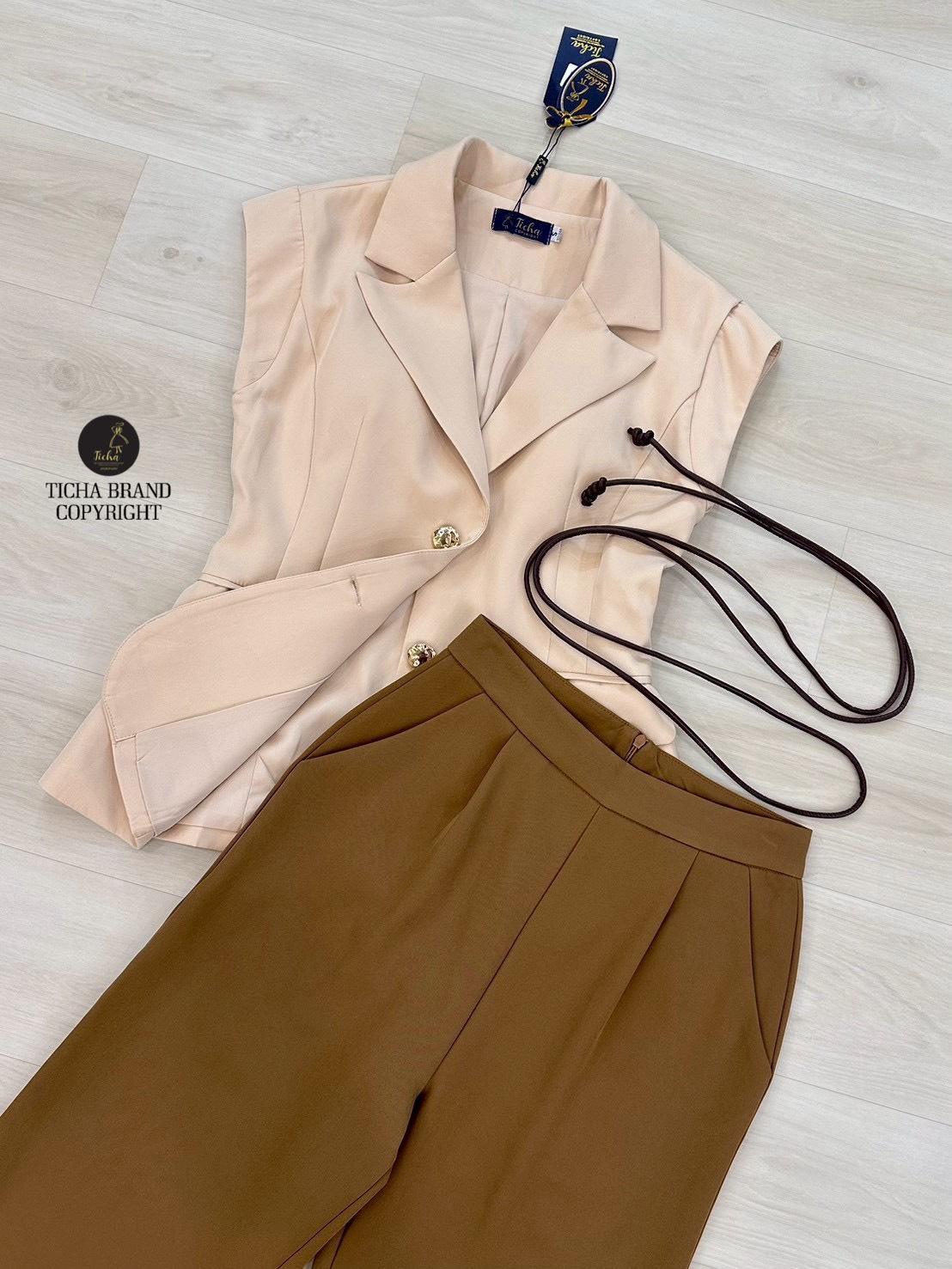 Set 3ชิ้น เสื้อ+กางเกง+สายเข็มขัด ดีเทลเสื้อคอปกทรงแขนล้ำโทนสีไอวอรี่ขับผิว แต่งกระดุมหน้าสีทอง2เม็ด อกเสริมฟองน้ำ กระเป๋าหน้าใช้ได้จริงทั้ง2ข้าง ใส่แมทซ์กับกางเกงสีน้ำตาลทรงกระบอกกลาง ผ้าอัดกาวมาอย่างดี มีกระเป๋าทั้ง2ข้าง มีชับใน ซิปหลังช่อนอย่างดี มาพร้