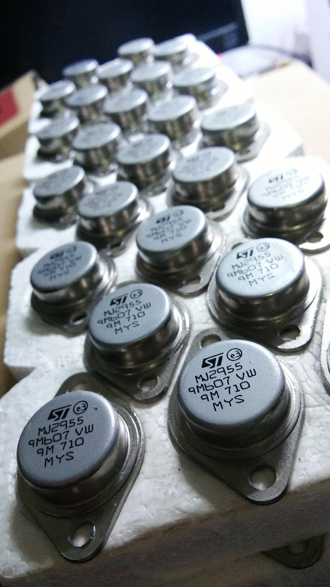 MJ2955 TO-3 PNP 100V 15AเกรดB ทำขยายเสียงได้(ไม่แนะนำไปทำเครื่องน็อคปลาคุณภาพต่ำ)
