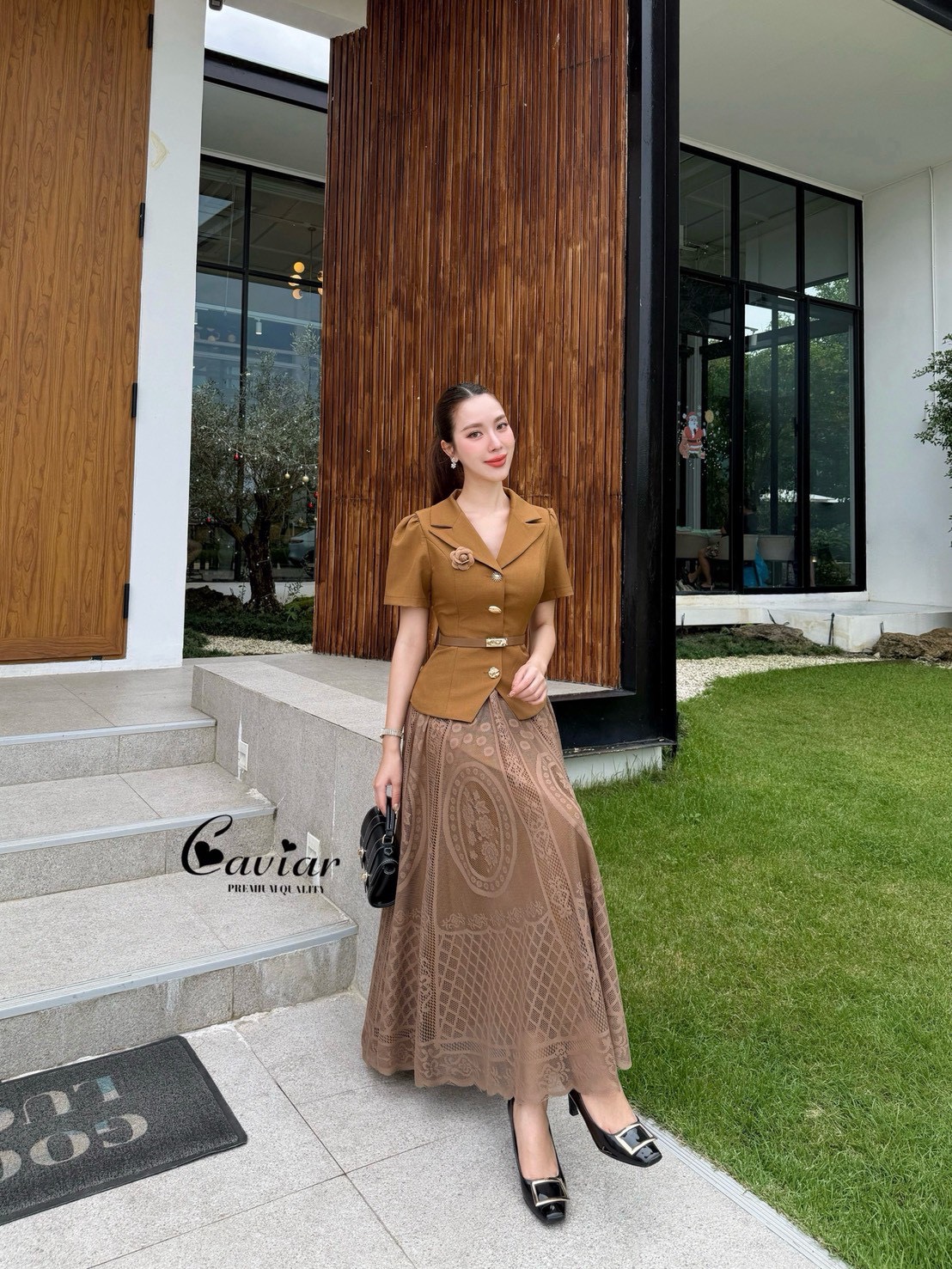 เซ็ท เสื้อคอปกแต่งกระดุมหน้าเก๋ๆ + กระโปรงลูกไม้ แถมเข็มขัดหนังให้ด้วยนะคะ