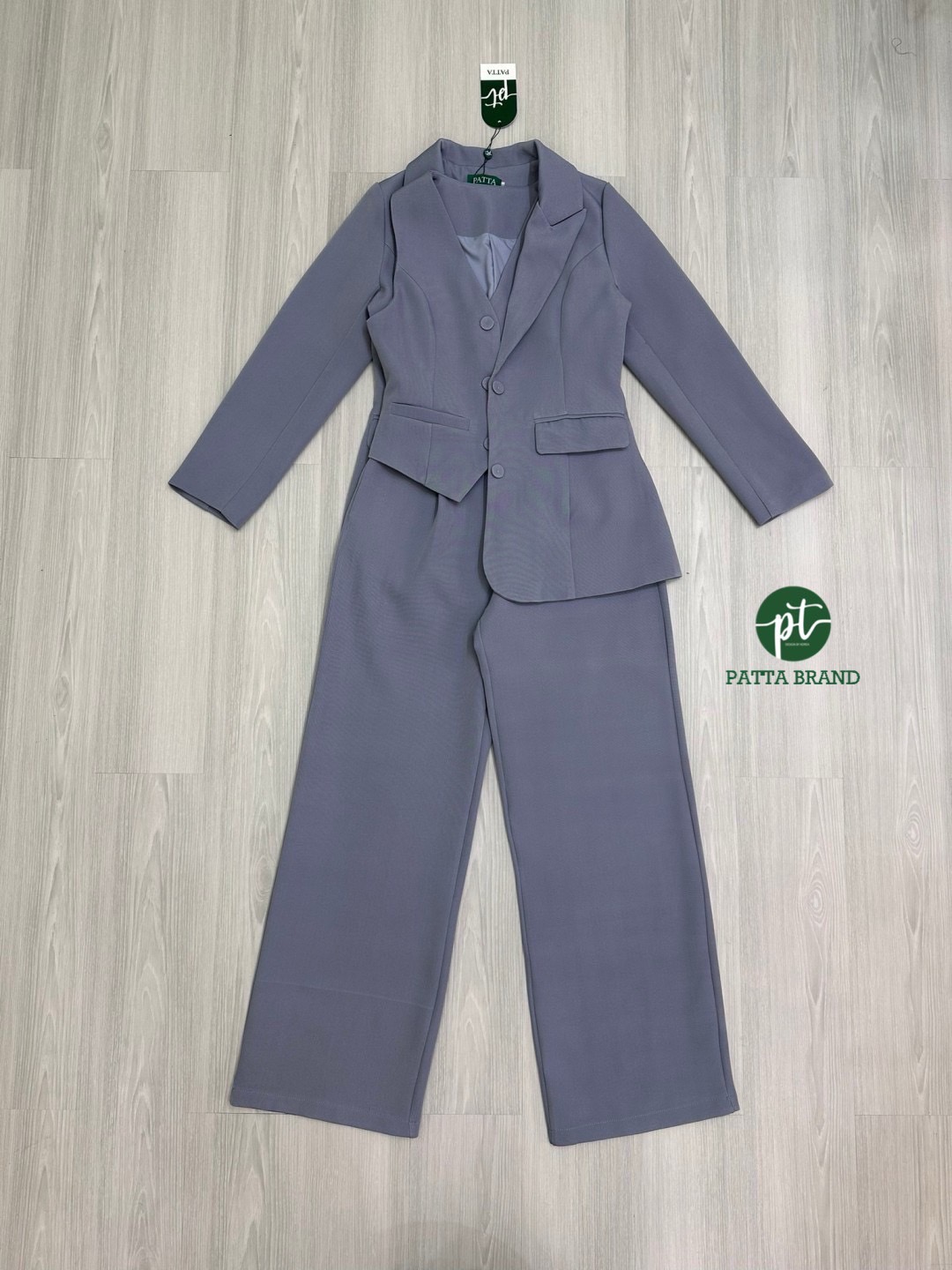 Set3ชิ้น สีเทาเสื้อคลุมสูทแขนยาวมีกระดุมหน้าและมีกระเป๋าใช้งานได้จริง มาพร้อมเสื้อแขนกุดตัวในมีกระดุมเรียงยาว ใส่แม๊ทช์คู่กันลงตัวมากๆ และมาคู่กางเกงขายาวทรงกระบอก ทรงบอยสวย มีซิปหลัง และมีกระเป๋า2ข้างเก๋ๆ เย็บซับในอย่างดี ใส่แมทช์ครบเซตลงตัวมากๆค่า หรือจ