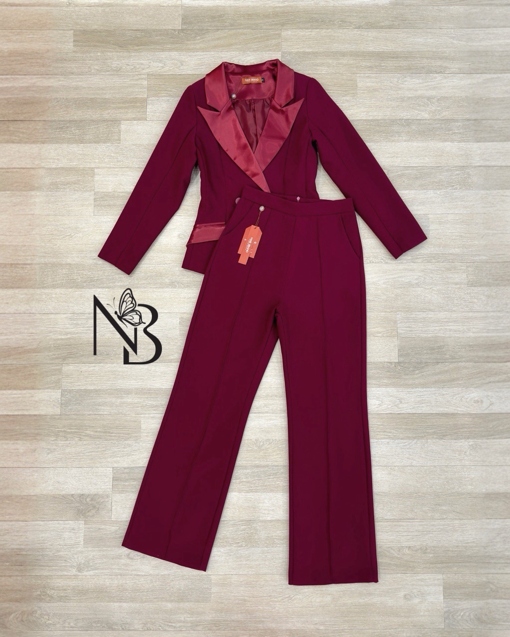 Label :: #NABIBRAND Code :: B-0001 Detail :: Set สูท2ชิ้น เสื้อแขนยาว+กางเกงขายาว ดีเทลเรียบหรู เสื้อคอปกเงาๆ ทำให้ดูแพง กระดุมสองเม็ด มีกระเป๋าสองข้างใช้งานได้จริง กางเกงเอวสูงนิดนึงกระบอกเล็ก