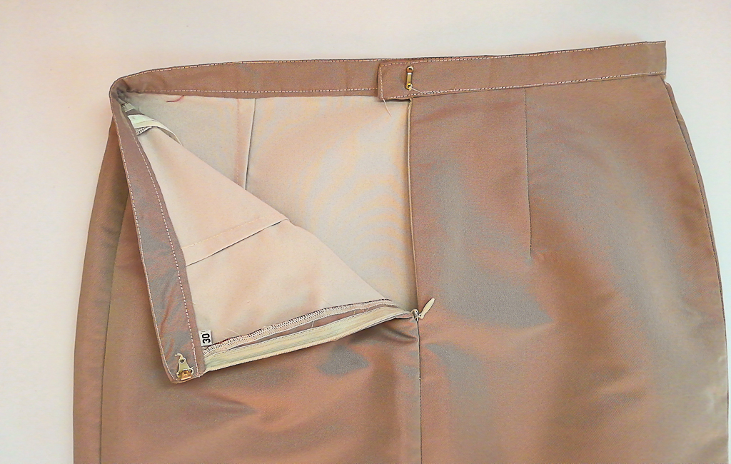 ผ้าถุงไหมสำเร็จรูป (สีโอวัลติน ทรงกระโปรง) งานตัดเย็บประณีต อัดผ้ากาวตามสีของผ้าถุง เนื้องานดีเกรด A (รอบเอว 30 นิ้ว)