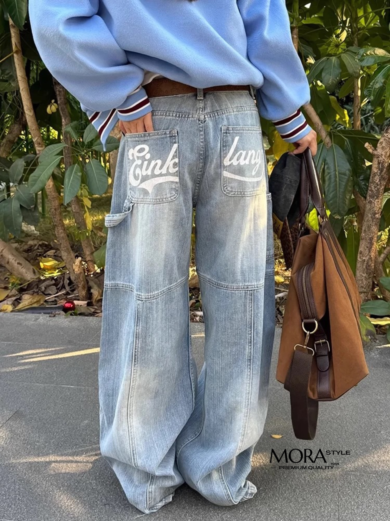 กางเกงยีนส์เอวสูงขากระบอก ทรงหลวม แต่งดีเทลและกระเป๋าข้าง สกรีนลายด้านหลังสีขาว เท่มาก ใส่แมทได้หลายแบบ มีติดตู้ได้ใส่แน่นอนค่าา