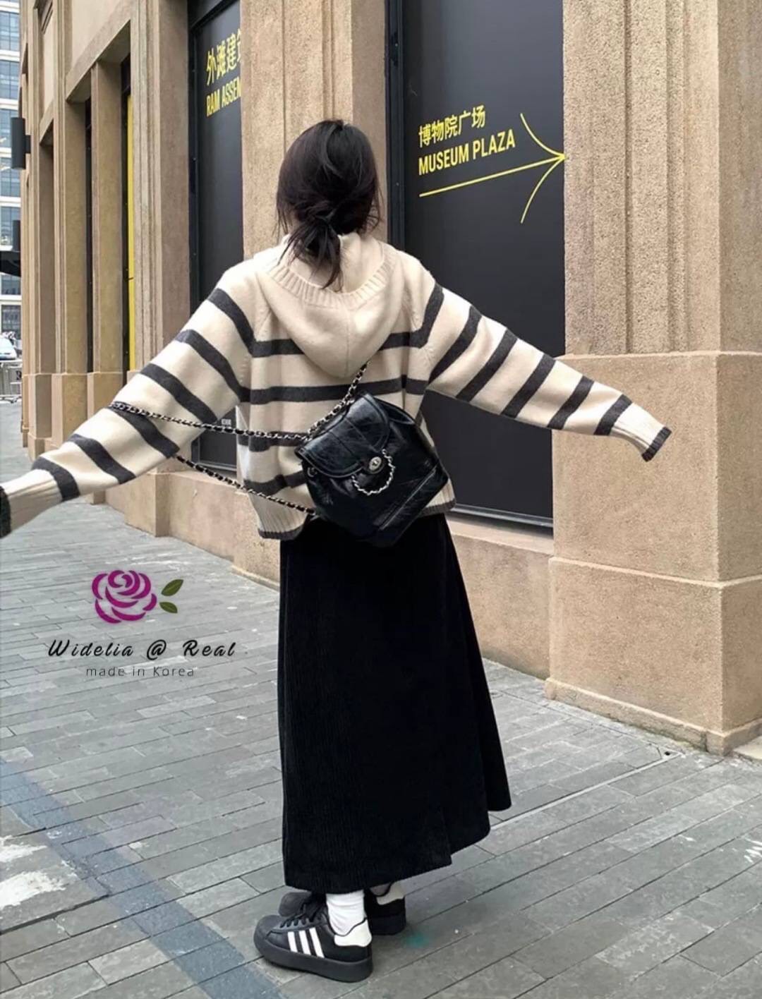 Blouse :: เสื้อตัวยาวสุดเก๋ รุ่นนี้ปังมากแม่ งานเกรดพรีเมี่ยม ตัวเสื้อเป็นไหมพรมเนื้อนุ่มนิ่มทอสลับเป็นริ้วสวย มาพร้อม Hood สุด Cute งานสวย ทรงเป๊ะ คัทติ้งเนี้ยบมาก งานไหมพรมเนื้อดีมากนะคะ รับรองใส่ออกมาไม่ผิดหวังการันตีให้เลย บอกเลยห้ามพลาดเด็ดขาดงานดีงา