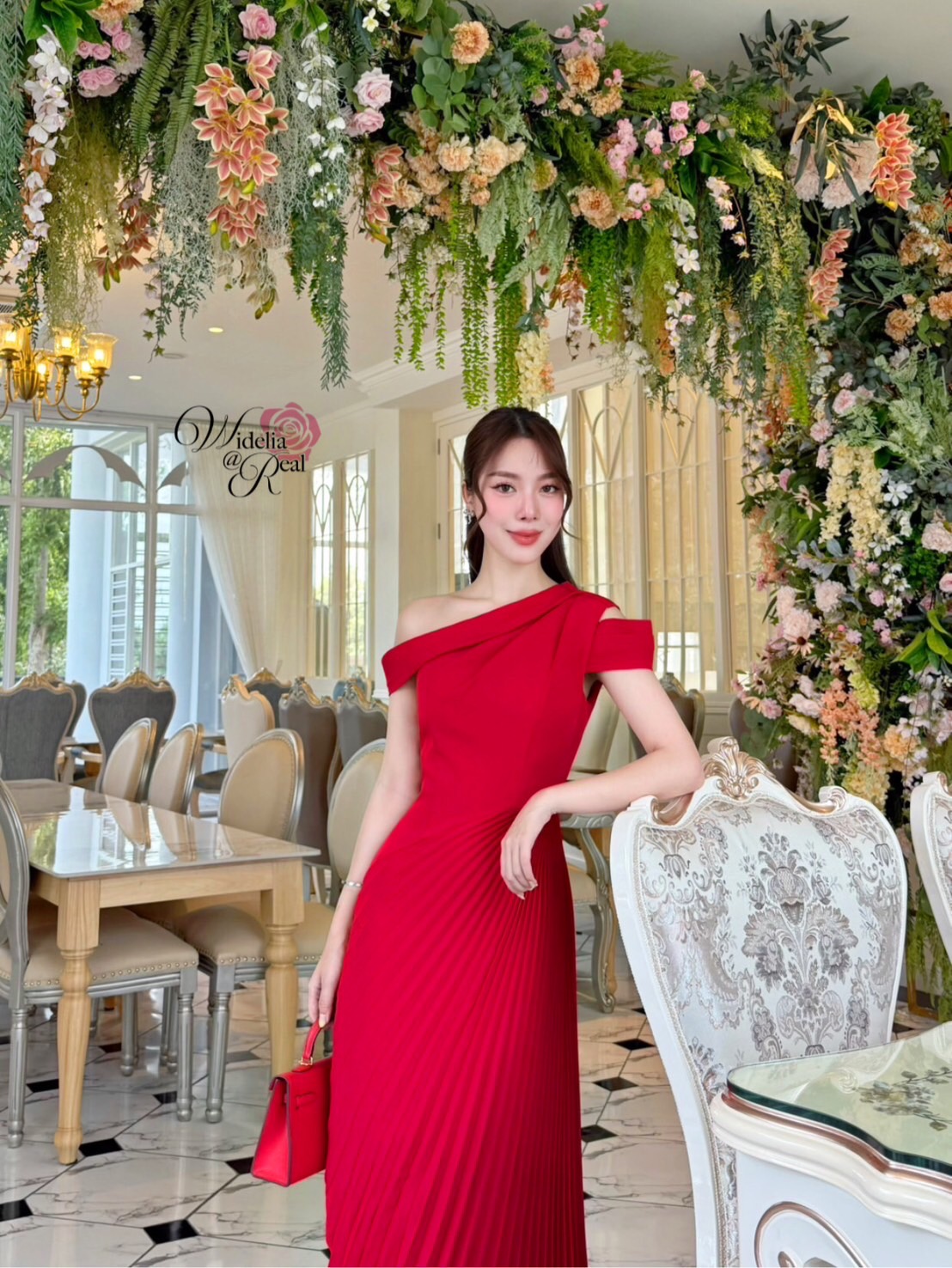 Dress เดรสตัวยาว ปาดไหล่ กระโปรงปลายเฉียง เนื้อผ้าเรียบ สีพื้น ซิปข้าง ผ้าอัดพลีท ผ้าอย่างดี มีน้ำหนัก ไม่บาง งานคัตติ้งเนี๊ยบ ทรงสวยเป๊ะมาก รับรองใส่ออกมาไม่ผิดหวังการันตีให้เลย บอกเลยห้ามพลาดเด็ดขาด งานดีงานสวยแน่นอน