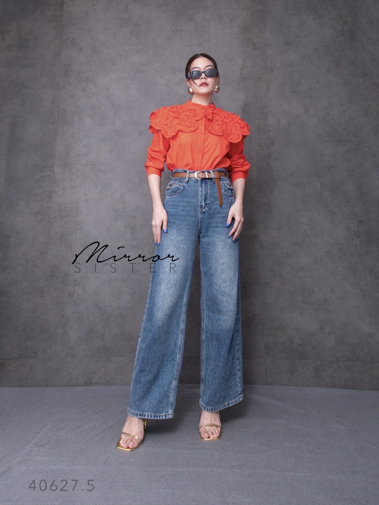 MiRRoRSiSTER's SéLé PReMiuM DeNiM PANTs with BELT•• กางเกงยีนส์สีเข้ม ขากระบอกทรงสวยมาก เนื้อผ้ายีนส์PreMiumไม่แข็งใส่สบายนุ่มผิวสุดๆ มาพร้อมเข็มขัดสีน้ำตาลหัวเข็มขัดอะไหล่เงินทรงเก๋