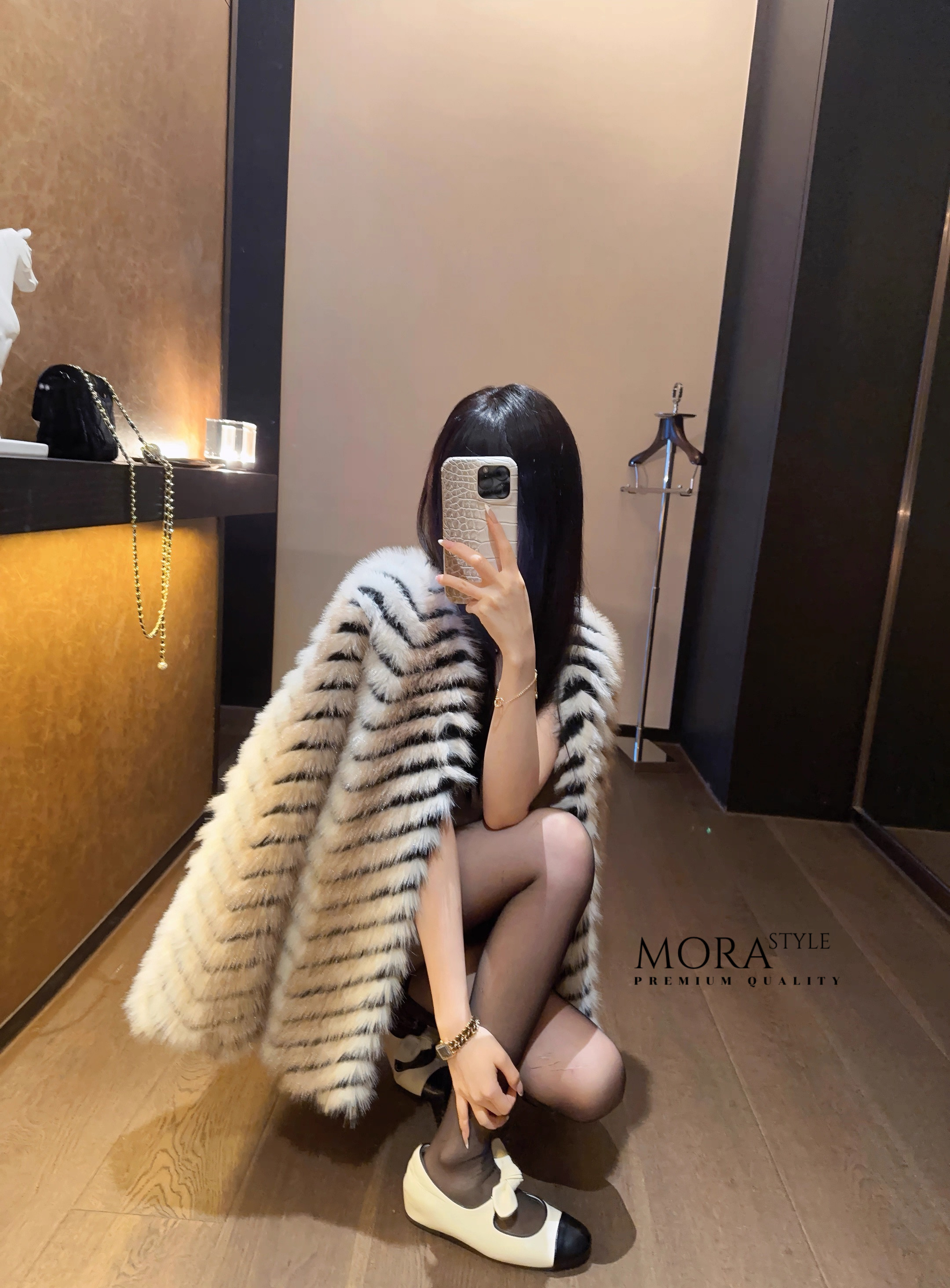 เสื้อคลุมแขนยาวแต่งขนทั้งตัว แต่งลายเสื้อตัดดำ งานสวยแพง เหมาะกับแฟชั่นหนาวนี้สุดๆ ดีไซน์ออกมาเก๋ งานคือน่ารักมากค่ะ สาวๆต้องมีติดตู้นะคะ