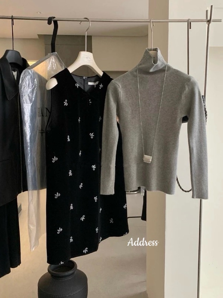 ชุดเซทเสื้อไหมพรมแขนยาวคอเต่า+เดรสแขนกุดแต่งลายโบว์น่ารักๆ งานเป็นผ้ากำมะหยี่นะคะ ผ้าดีมากๆ เดรสมีซิปด้านหลังใส่สบาย ทรงสวย เอาไปแยกแมทซ์ได้ชิลๆ