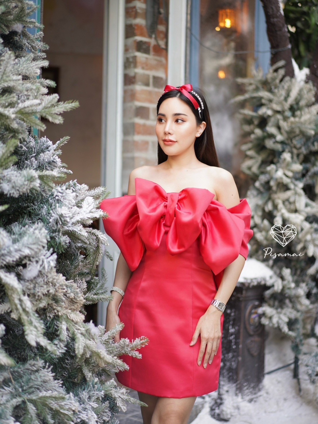 เดรสเกาะอกโบว์3Dตัวสั้นสีแดง ใส่แล้วดูแพงมากๆค่า อลังมากจริงๆ รุ่นนี้ร้านแนะนำมากๆค่า ใส่ฟินนาเล่มาก ใครหาชุดถ่ายรูปสวยๆอยู่ไม่มีผิดหวังเลย ที่สำคัญผ้าใส่สบายมากกก มือต้องไวเลยค่ารุ่นนี้