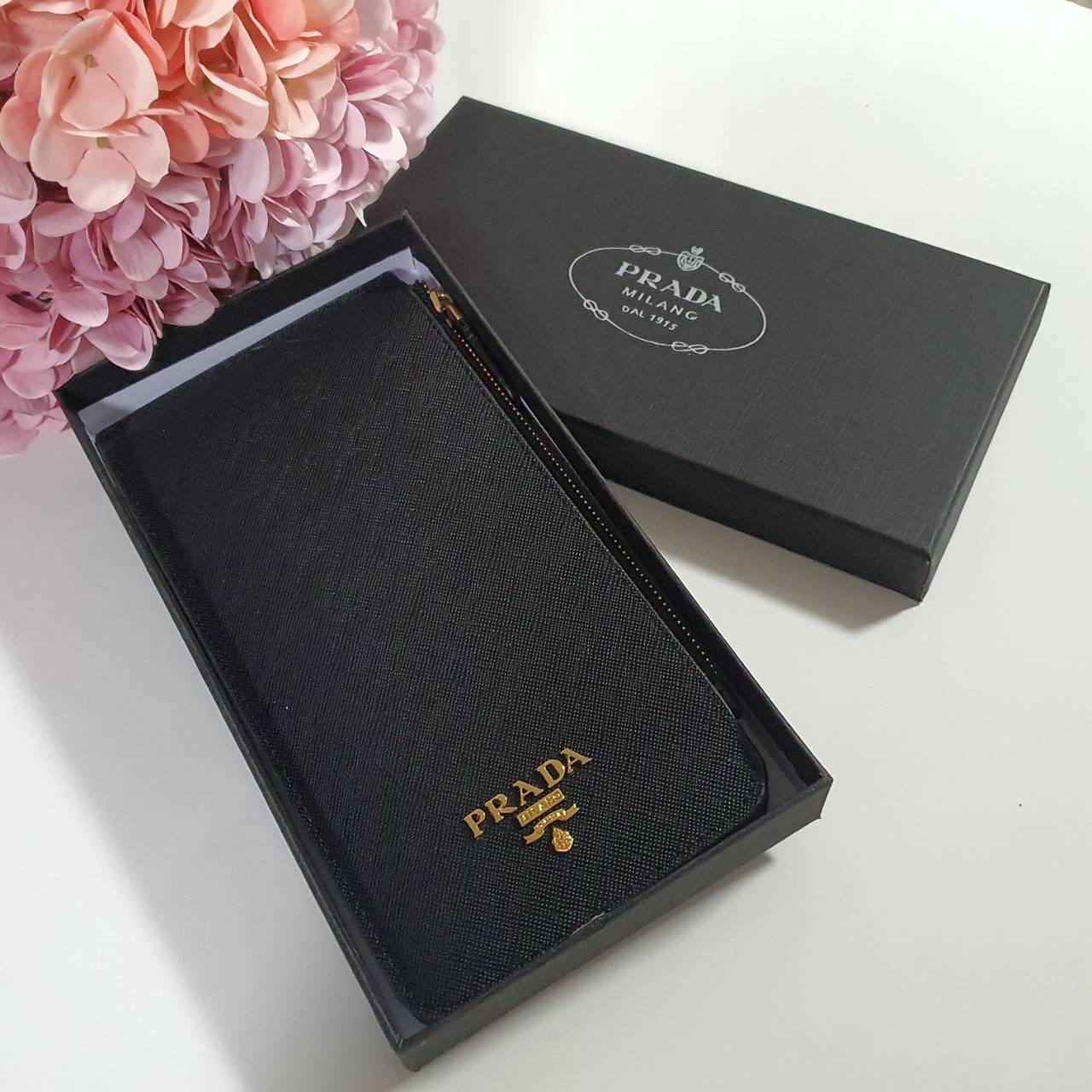 กระเป๋าสตางค์ใบยาวใส่บัตรได้เยอะแบรนด์เนมพราด้าพรีเมี่ยมกิ๊ฟสีดำอะไหล่ทอง Prada Premium gift