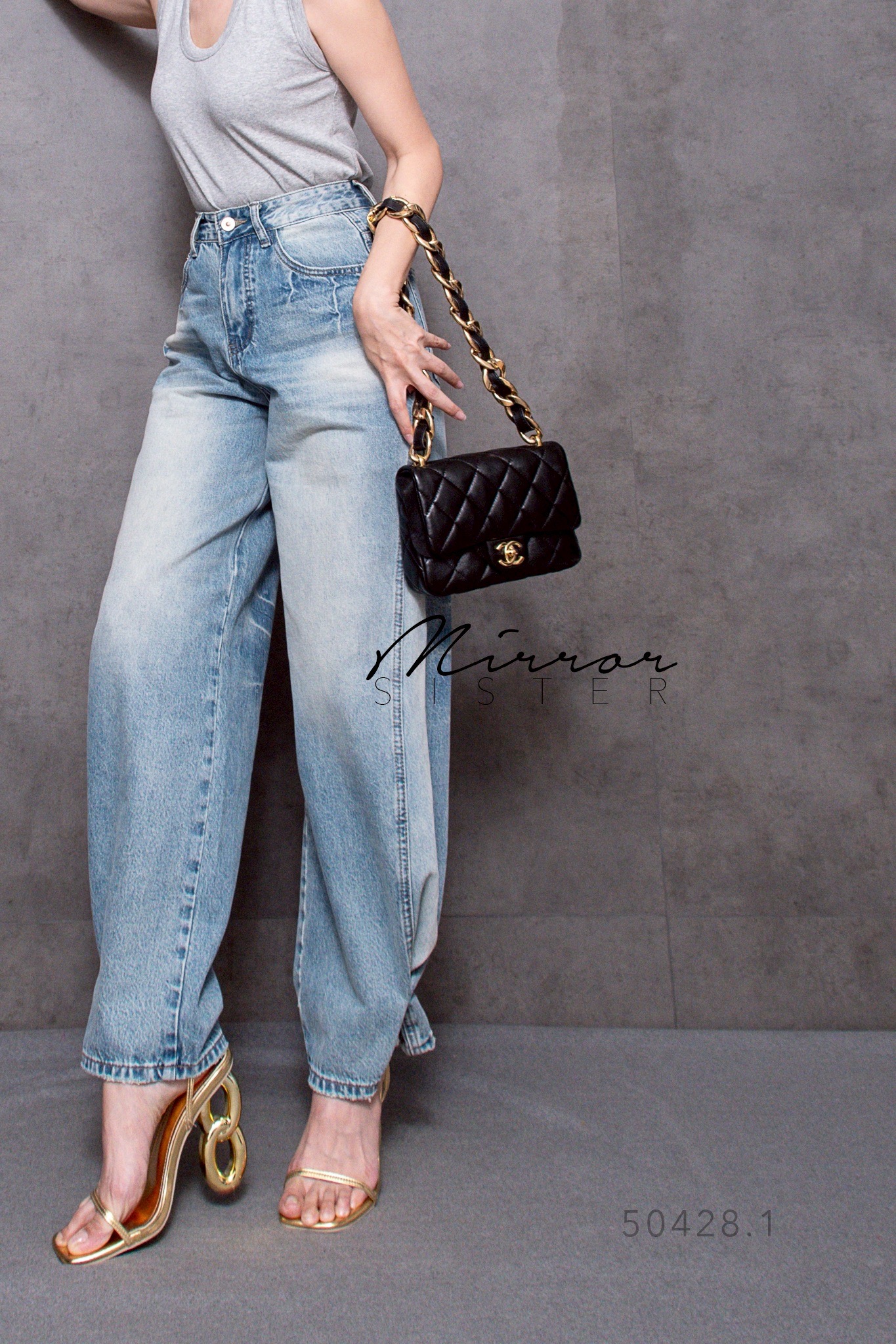 •MiRRoRSiSTER's 2in1 BaGGY JEANs•• กางเกงยีนส์ที่รัก…ใส่ได้2ทรงในตัวเดียว!! ใส่เป็นทรงขากระบอก หรือทรงBaGGyก็ได้เพียงติดกระดุมแป๊กที่ปลายขา มีดีเทลเก๋ทั้งตัว ด้านข้างต่อผ้าแต่งเดินตะเข็บสวย ด้านหลังแต่งลายฟอกเท่ห์ๆ เนื้อผ้ายีนส์ระดับPREMiUMฟอกสีสวย แ