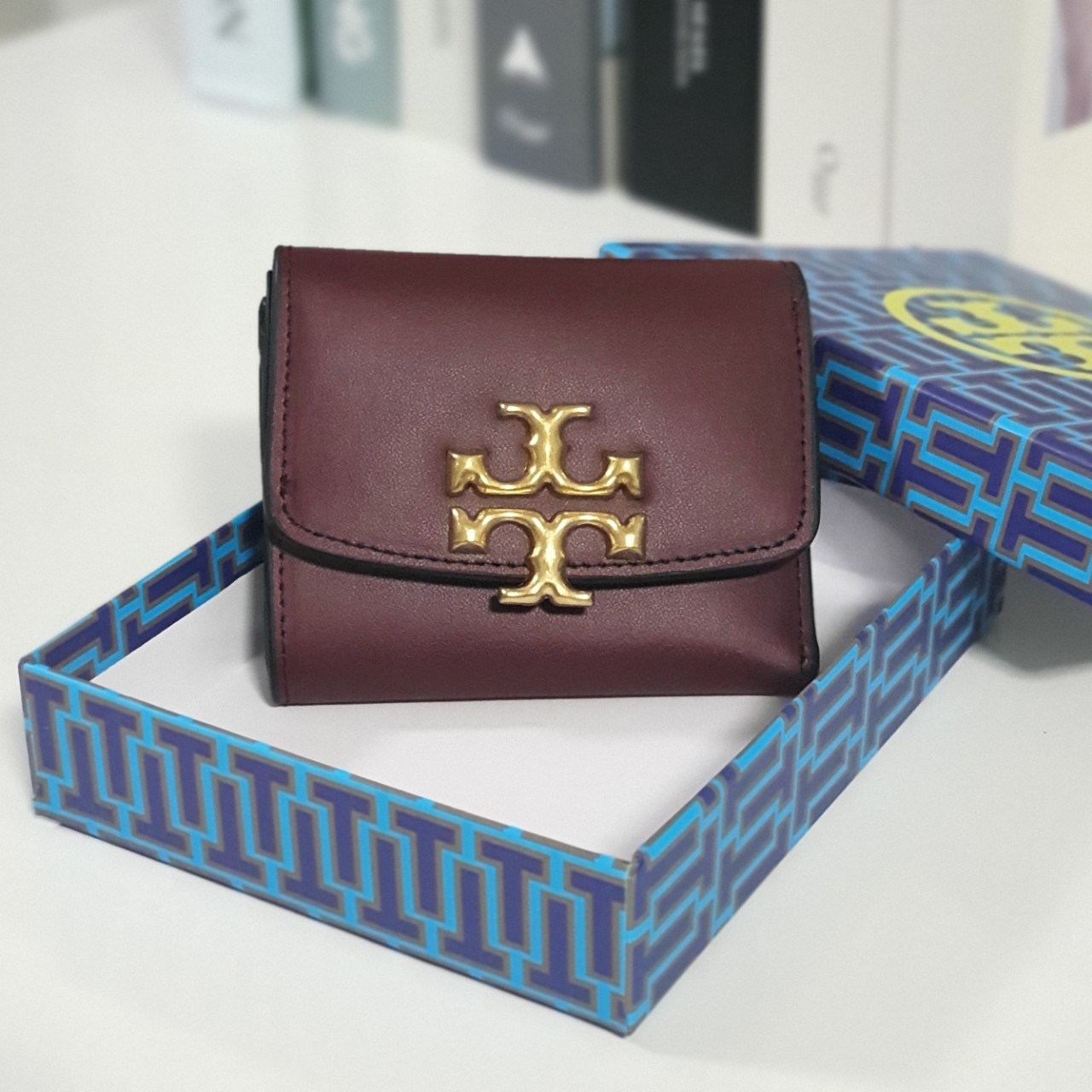 กระเป๋าสตางค์ใบสั้นไฮโซเรียบหรูดูแพงแบรนด์เนมโทรี่เบิร์ชสีแดงไวน์ TORY BURCH SMALL WALLET