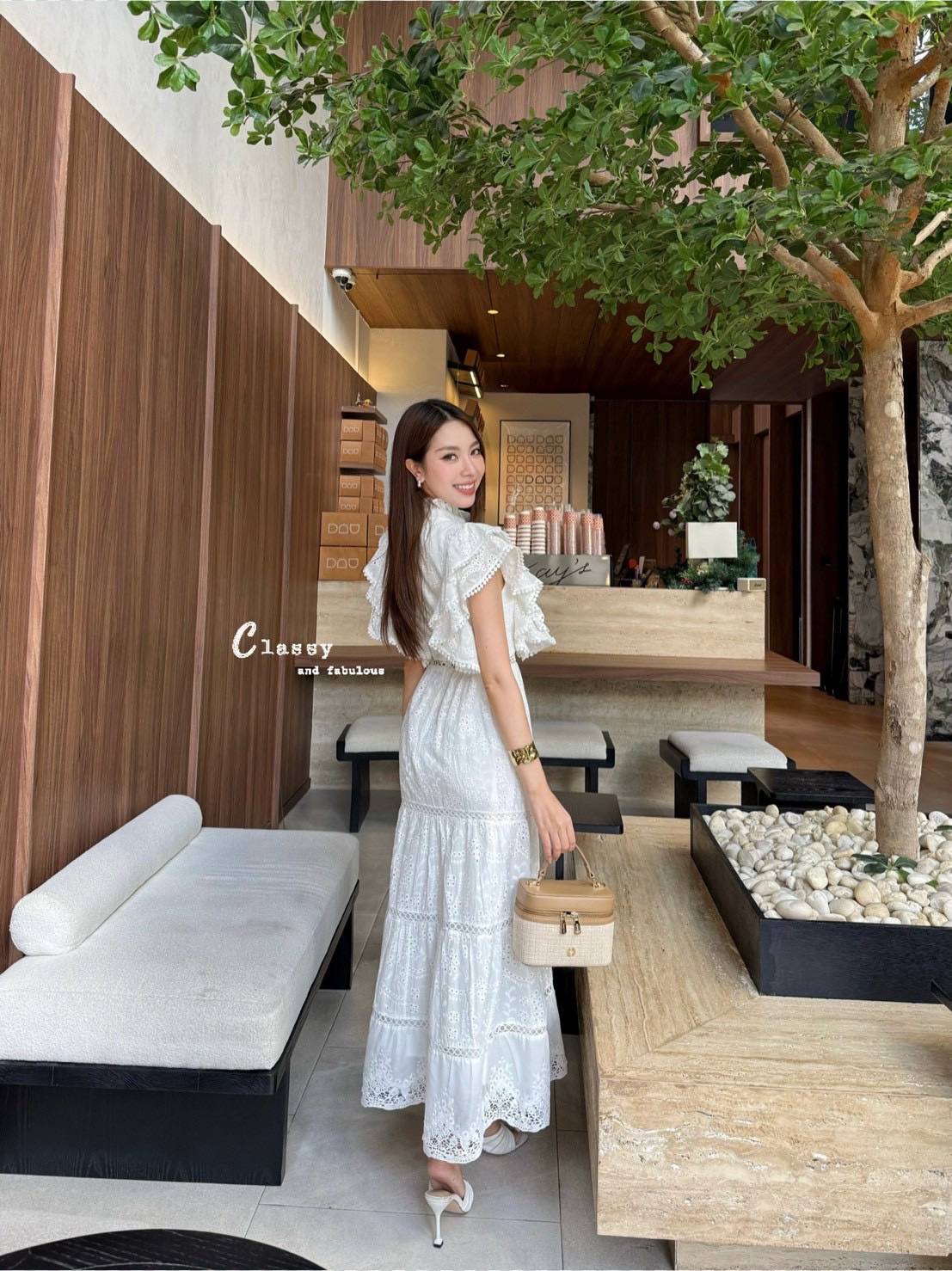 เดรสผ้าลูกไม้ลายฉลุทั้งตัว คอปีนมีระบายรอบคอ และเป็นกระดุมด้านหลังคอ แขนทำระบาย2ชั้นปิดต้นแขนและมีวงกลมเล็กๆที่ปลายแขน ตรงกลางชุดติดกระดุมไล่ลงมาจากอกถึงปลายกระโปรง ช่วงกระโปรงทรงสวยมาก