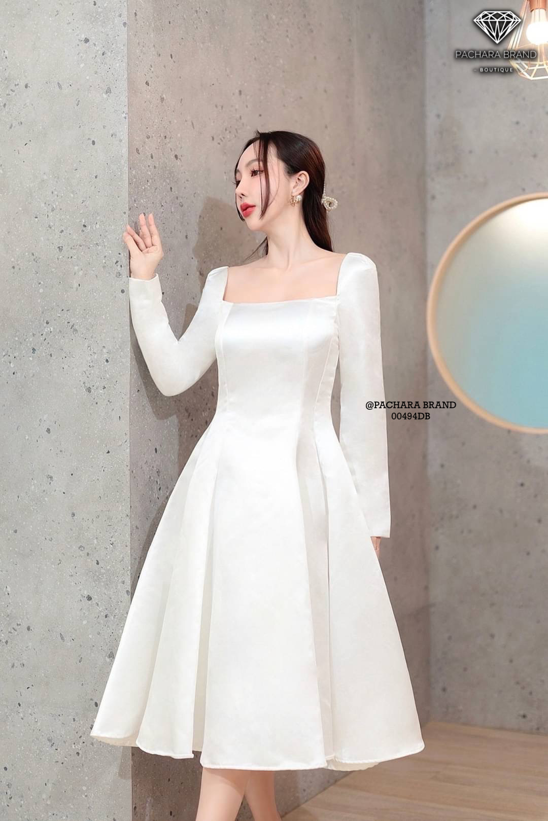 เดรสคอเหลี่ยมแขนยาวสีขาว มีฟองน้ำดันทรงสวย ช่วงเอวตีเกร็ดเข้ารูป ชายกระโปรงบานสวยมาก เนื้อผ้าซาตินหนามีซับในอัดกาวอย่างดี งานซิปด้านหลัง รุ่นนี้ใส่ชิลล์ถ่ายรูปสวยได้ทุกโอกาสเลยนะคะ #PACHARABRAND