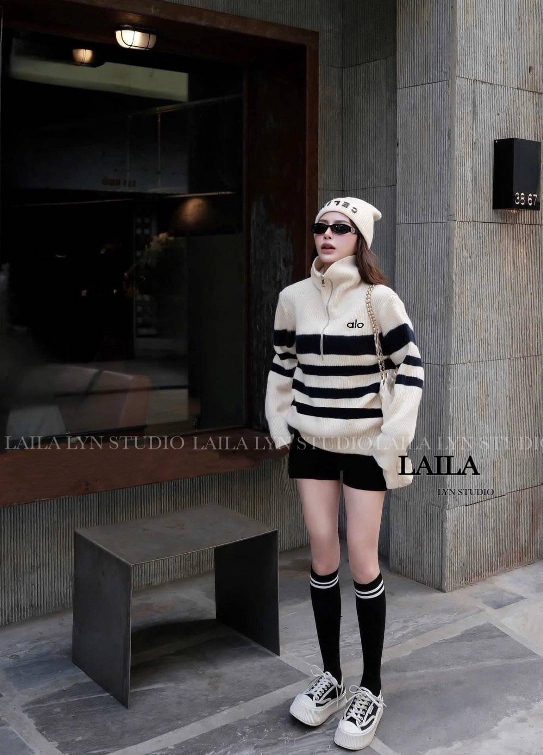 Tag : LAILA Detail: SET เสื้อ+กางเกง เสื้อแขนยาวทรงคอปีนงานผ้าสเวตเตอร์นุ่มนุ่มฟูฟู แต่งลายทางสลับขาวดำ งานมีซิปด้านหน้าช่วงบน ดีไซน์โลโก้aloปักที่หน้าอก มาพร้อมกางเกงขาสั้นทรงผู้ดี งานผ้าสวยทรงเป๊ะเข้ารูป ให้ลุคสปอร์ตสไตล์สาวเท่สุดๆ **งานแฟชั่นนำเข้าby l