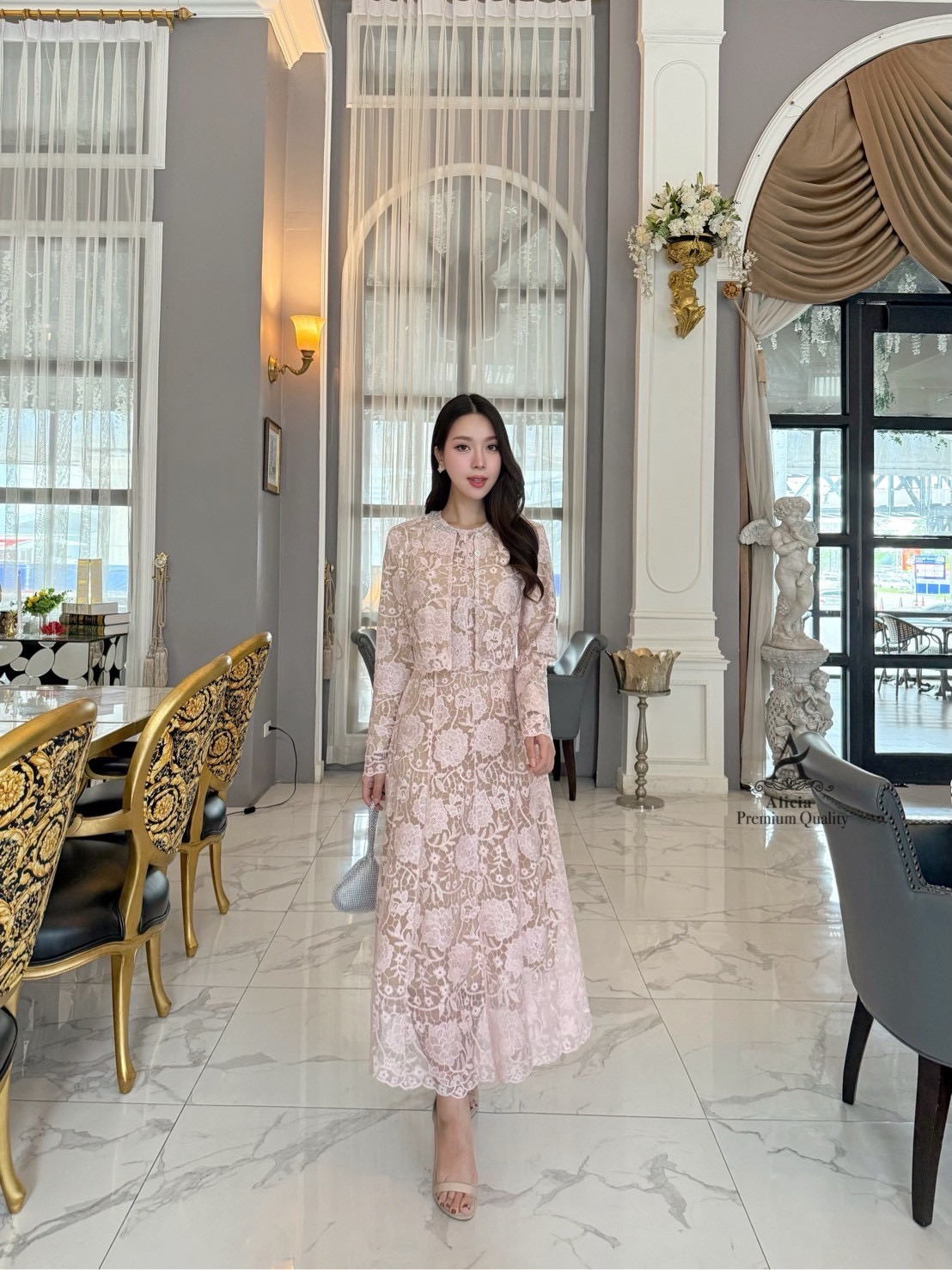 LABEL:ALICIA BRAND 💖💗💖Detail >>เดรสลูกไม้แขนกุดสุดหวาน เนื้อลูกไม้ลายแน่นละเอียดละมุน มาพร้อมเสื้อคลุมแขนยาว คอและกระดุมแต่งด้วยเพชร ซับในสีเนื้อเนียนกลืนผิว ซิบหลังทรงสวยเข้ารูป ช่วยขับหุ่นให้ดูเพรียว สามารถใส่แยกชิ้น หรือนำ