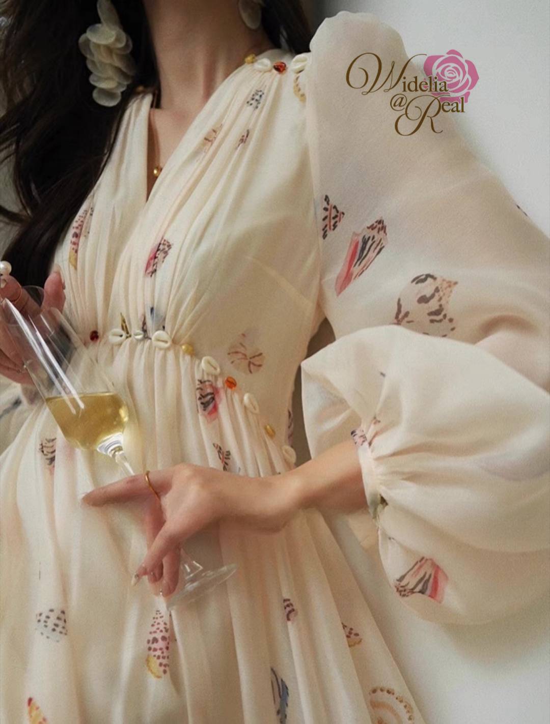 Maxi Dress แม็กซี่เดรสแขนยาวเนื้อผ้าพิมพ์ลายหอยสวยช่วงอกเย็บจีบ ประดับด้วยหอยรอบเอว ท่อนล่างกระโปรงยาวบานพริ้วสวย ใส่ง่าย ใสสบาย เนื้อผ้าอย่างดี แนะนำเลย รับรองใส่ออกมาไม่ผิดหวัง บอกเลยห้ามพลาดเด็ดขาดงานดีงานสวยจริงต้อง Widelia @ Real