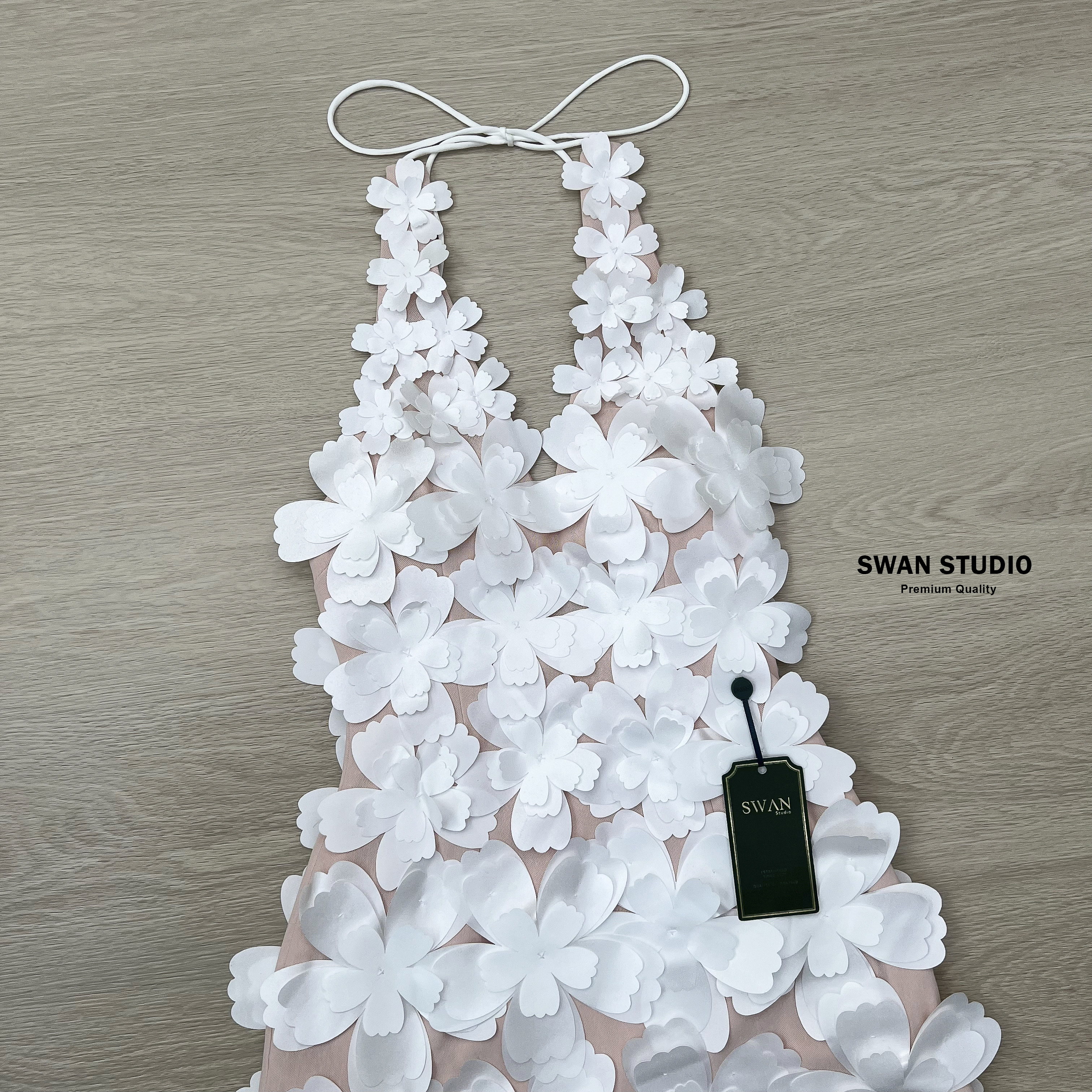 มินิเดรสสีขาวคล้องคอ แต่งดอกไม้สีขาว 3D ทั่วทั้งตัว ซับในสีเนื้อ ด้านหลังคว้านเปิด อกมีเสริมฟองน้ำ แซ่บเผ็ดมากค่ะชุดนี้